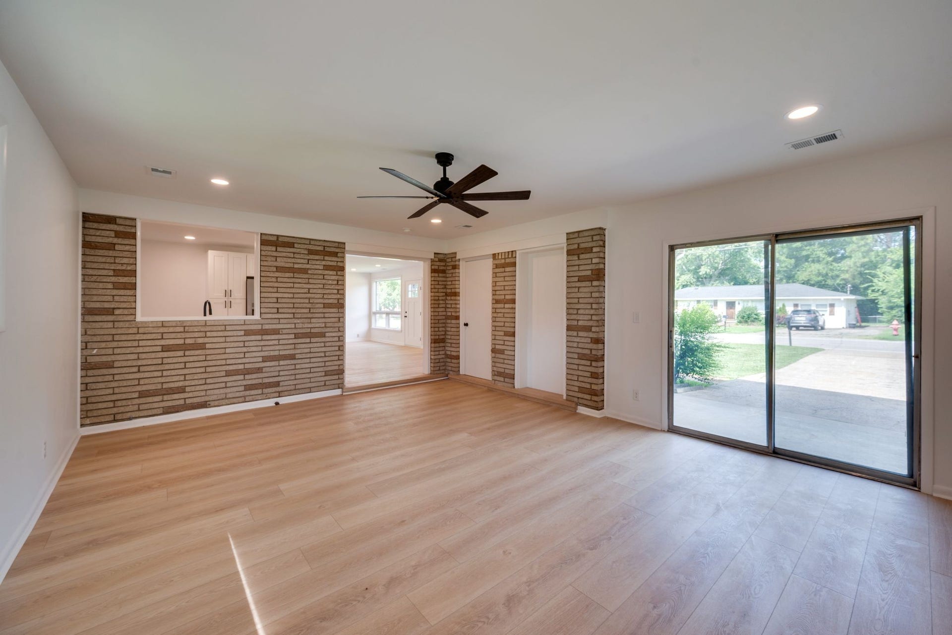 3234 Moorewood Dr, Nashville, TN 37207 HUGE bonus room! Patio doors and door to backyard