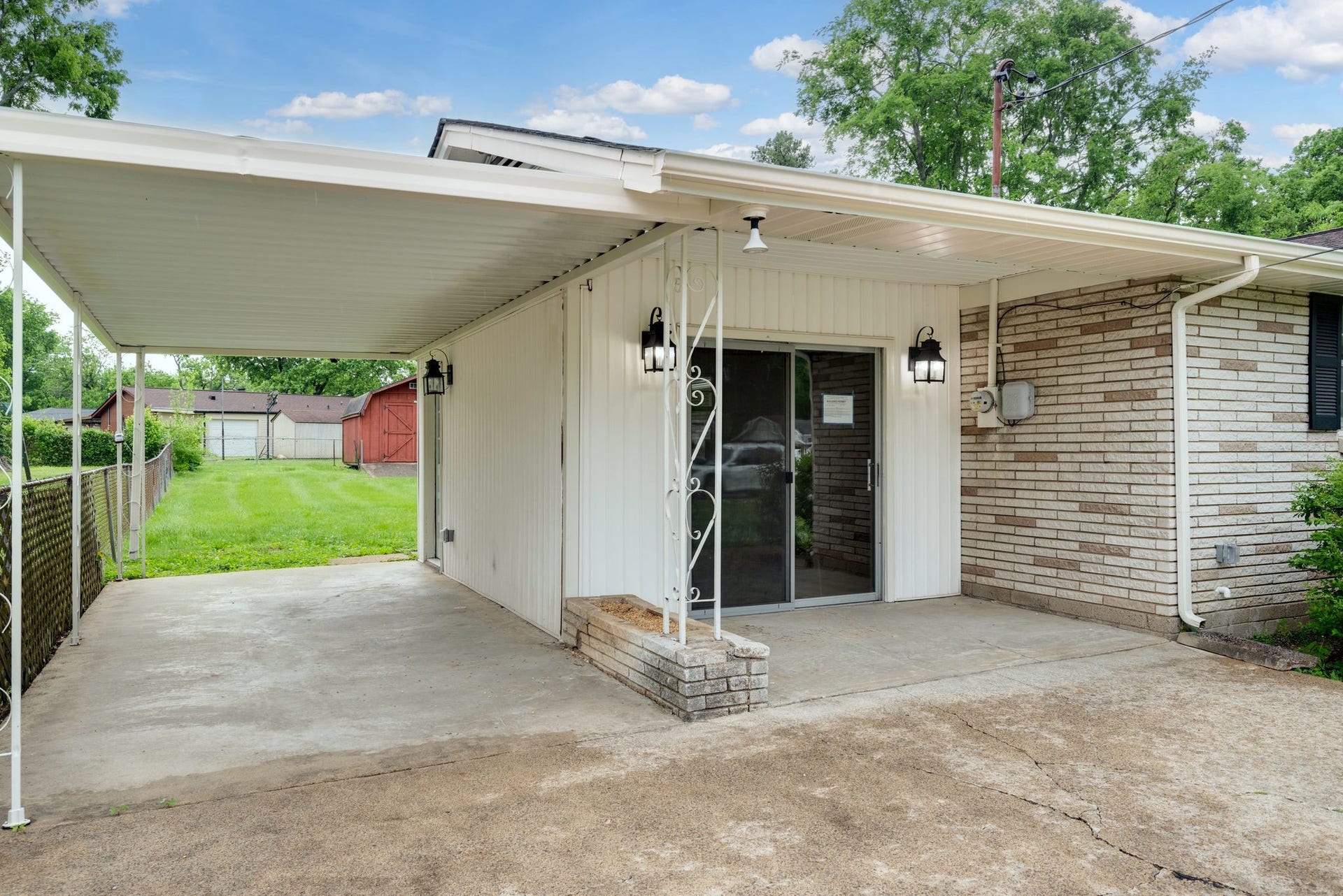 3234 Moorewood Dr, Nashville, TN 37207 Carport with Driveway that can fit 3 additional cars