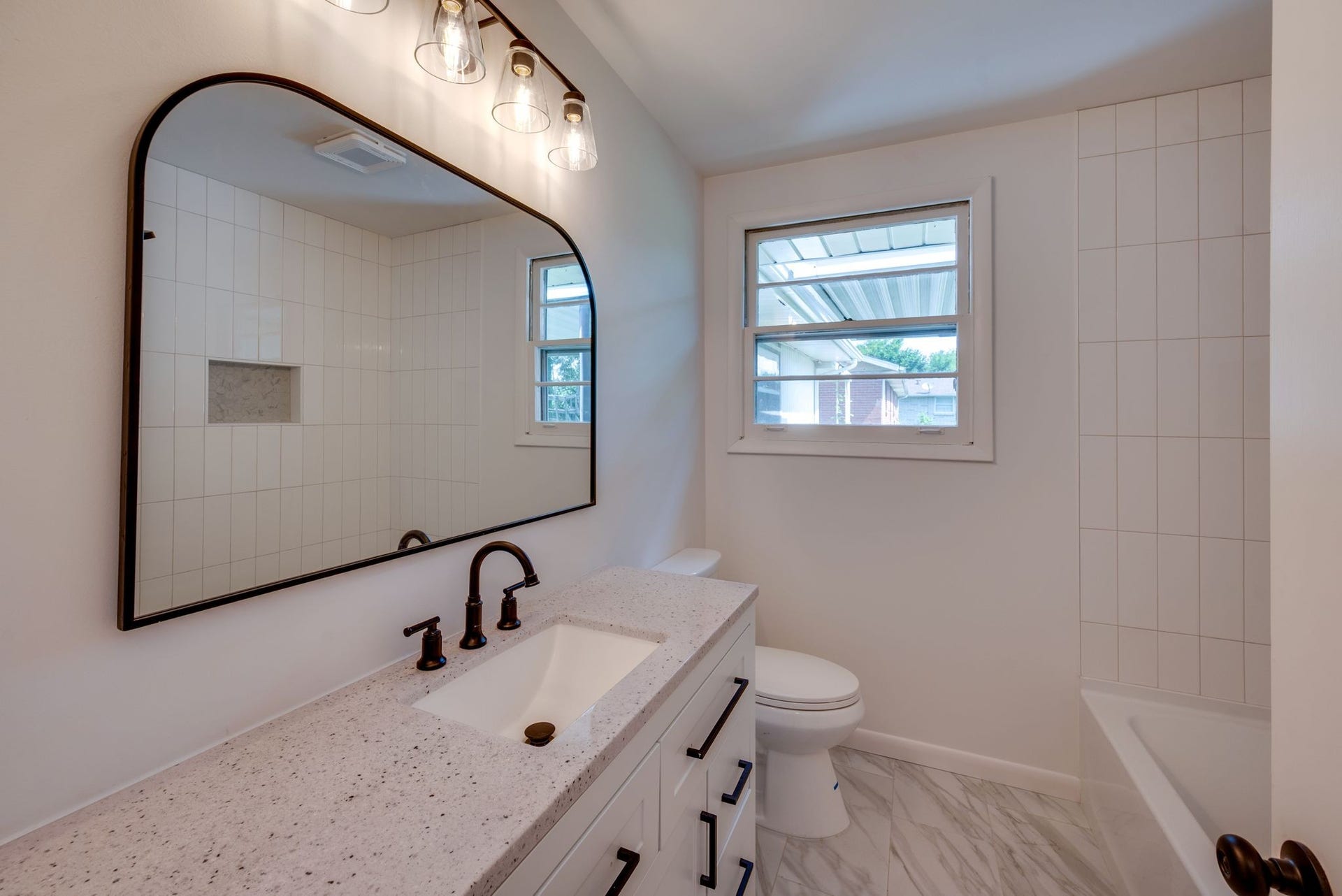 3234 Moorewood Dr, Nashville, TN 37207 Full Bathroom with shower and tub combo