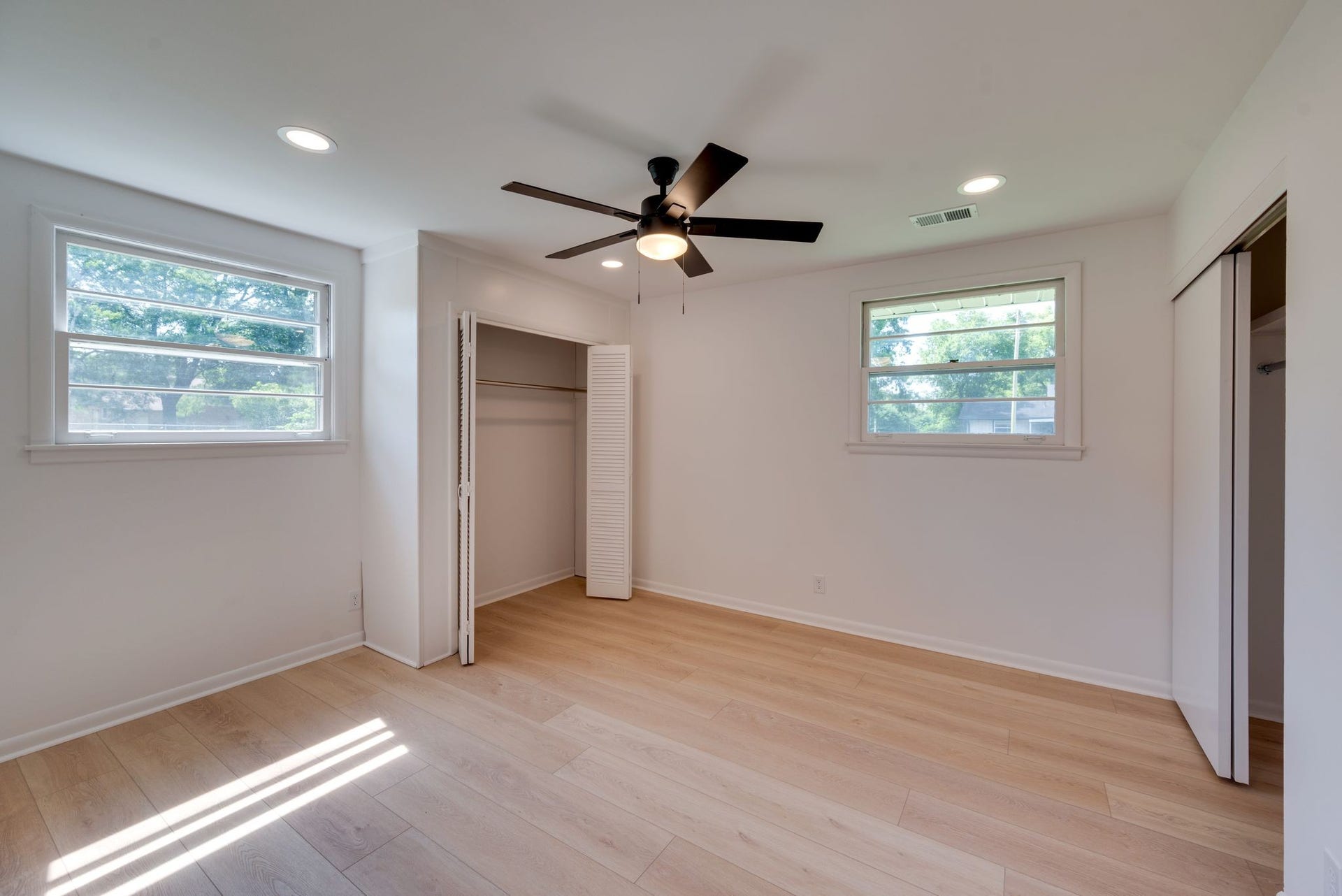 3234 Moorewood Dr, Nashville, TN 37207 Main Bedroom with 2 closests