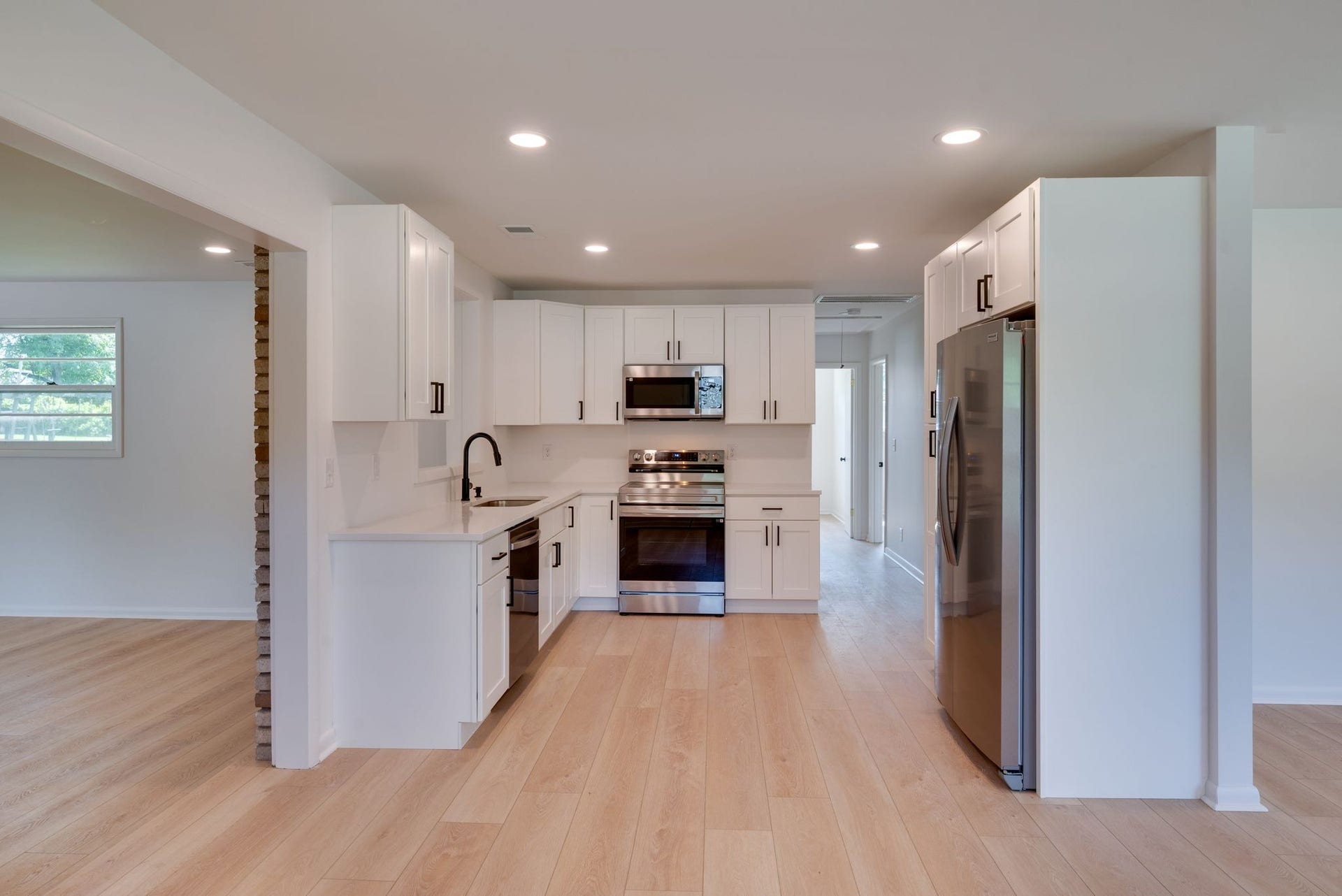 3234 Moorewood Dr, Nashville, TN 37207 Kitchen which opens up to the HUGE bonus room