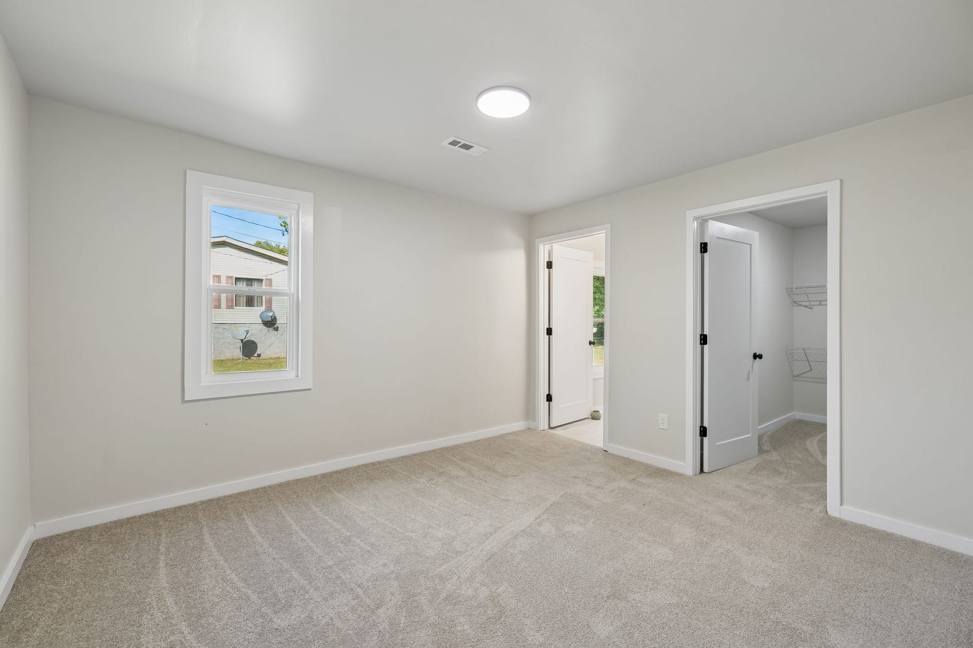 209 Olive St, Mount Pleasant, TN 38474 Bedroom 1 with en suite full bath
