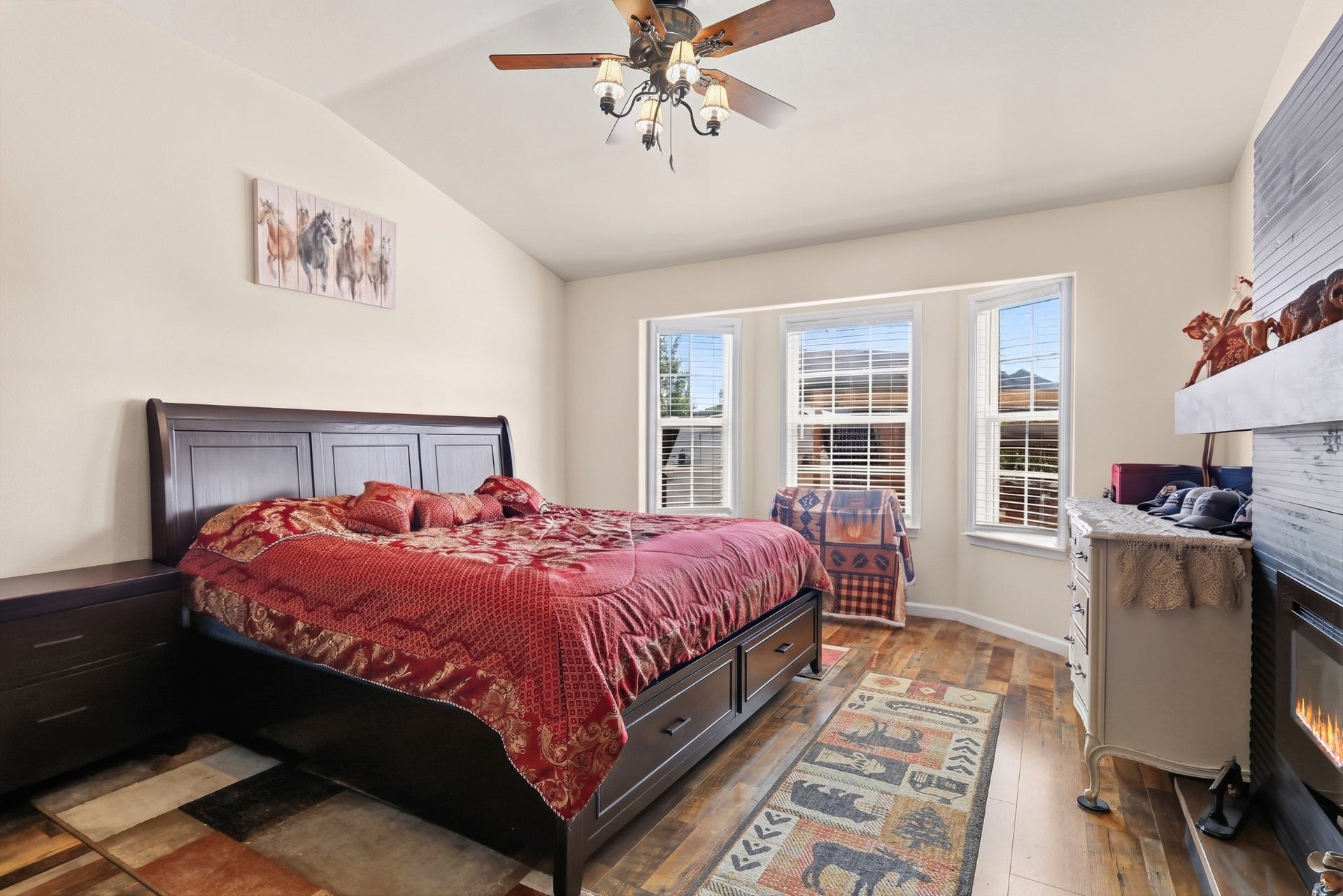 2109 Williamsport Pike, Columbia, TN 38401 Interior paint color has been virtually modified.