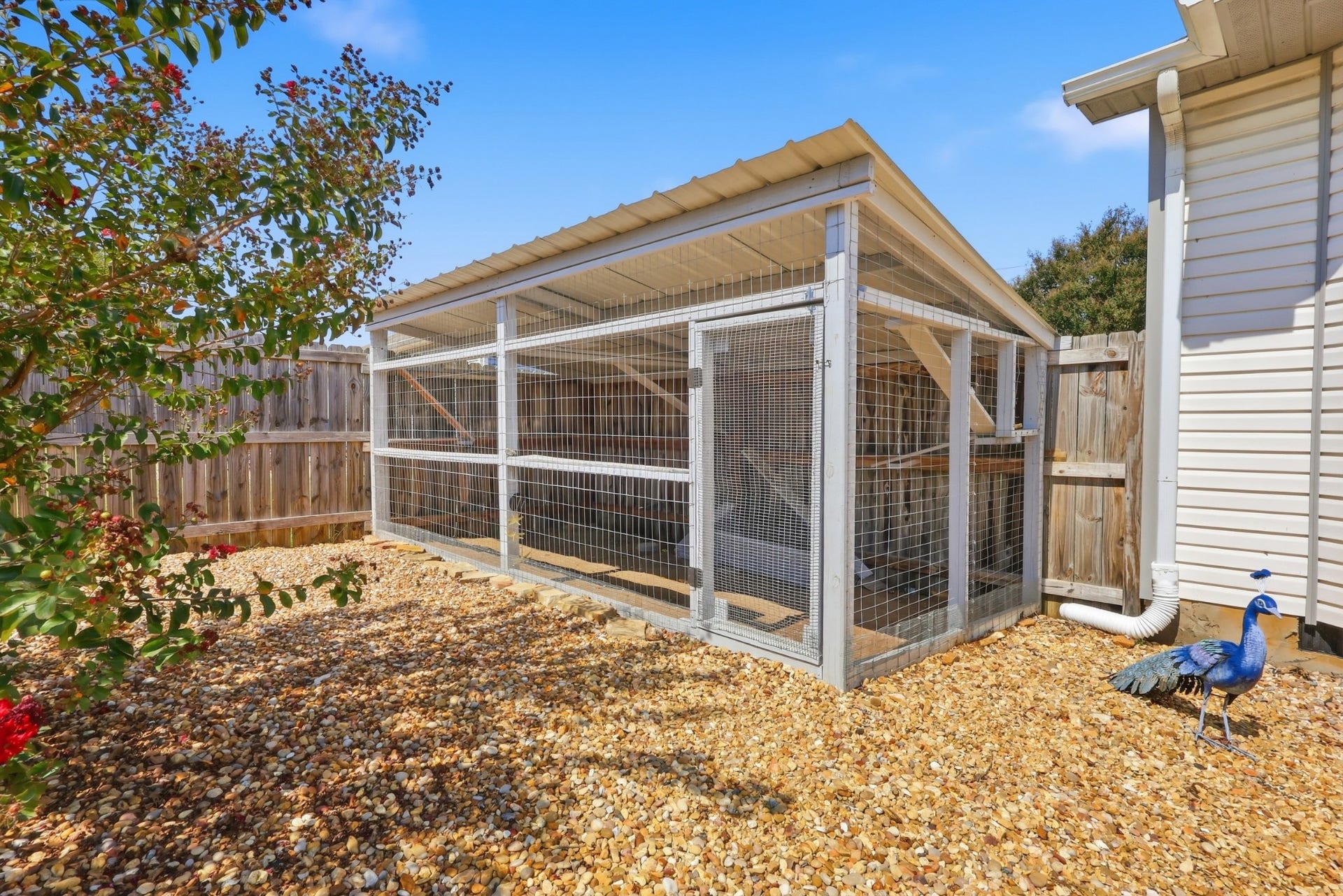 2109 Williamsport Pike, Columbia, TN 38401 Perfect chicken coop or pen to hold any animals you might have!
