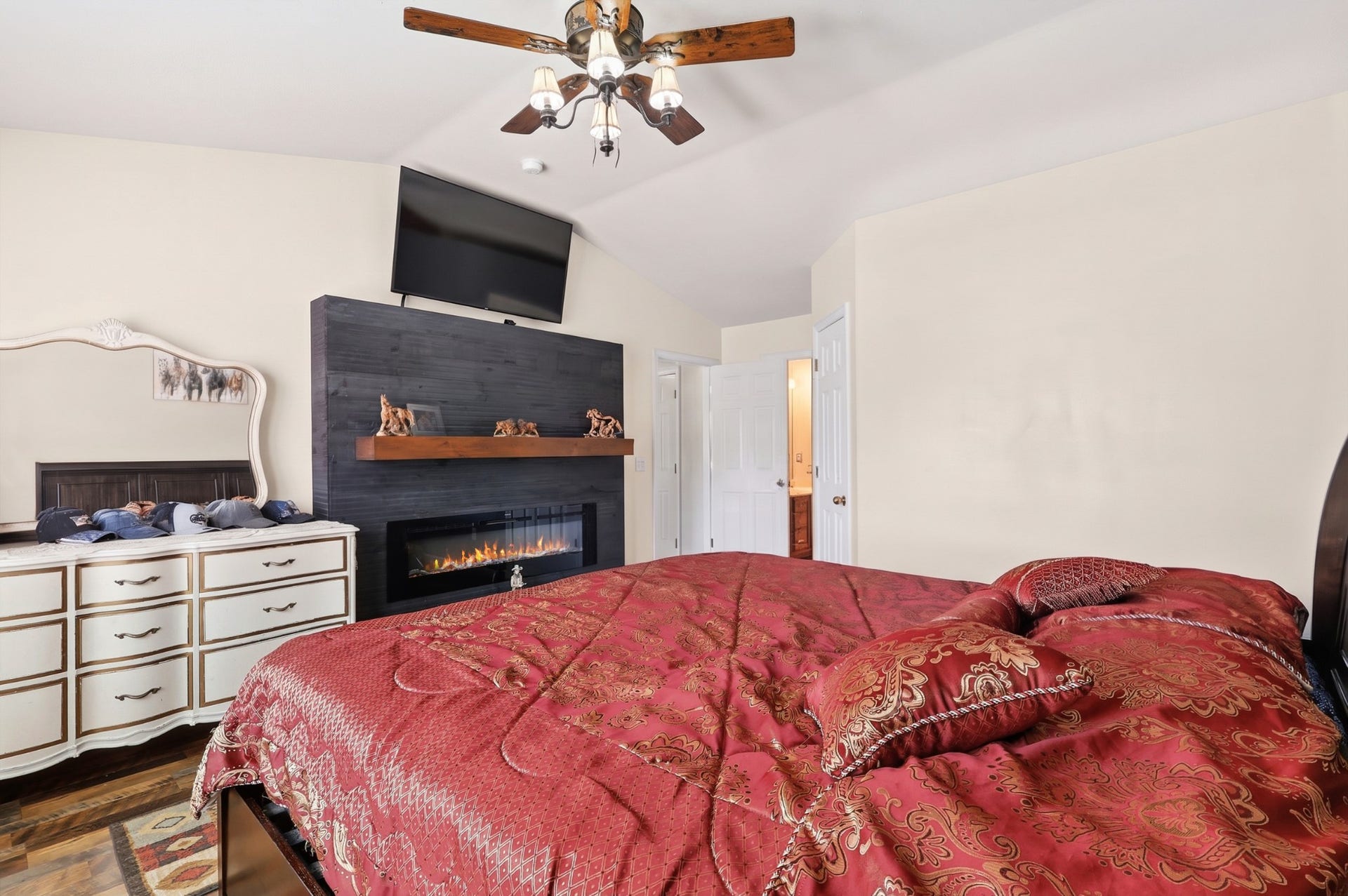 2109 Williamsport Pike, Columbia, TN 38401 Interior paint color has been virtually modified.