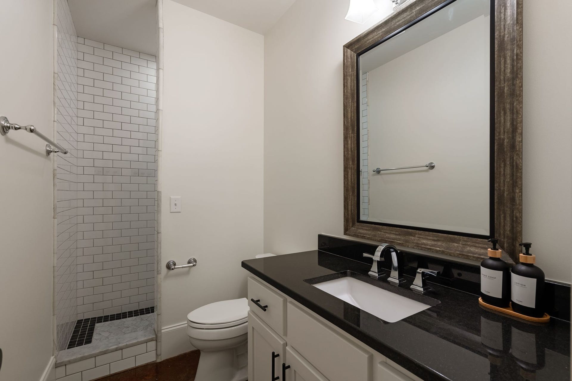 4735 Peytonsville rd, Franklin, TN 37064 guest bath