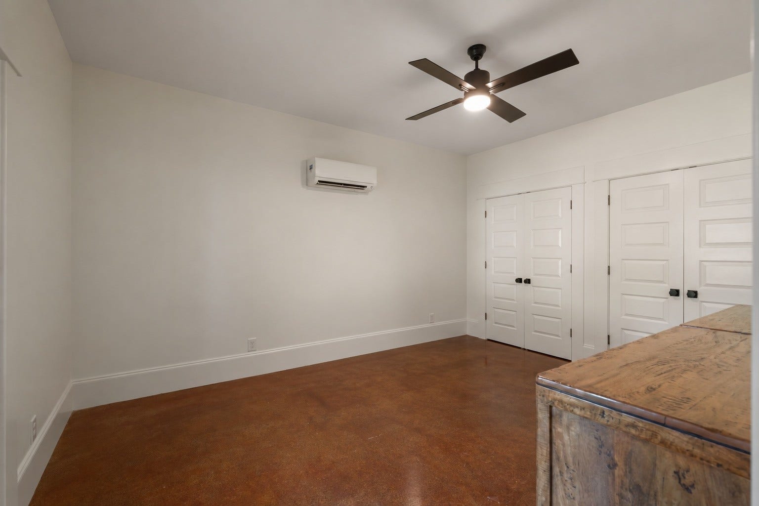 4735 Peytonsville rd, Franklin, TN 37064 downstairs bedroom with two closets