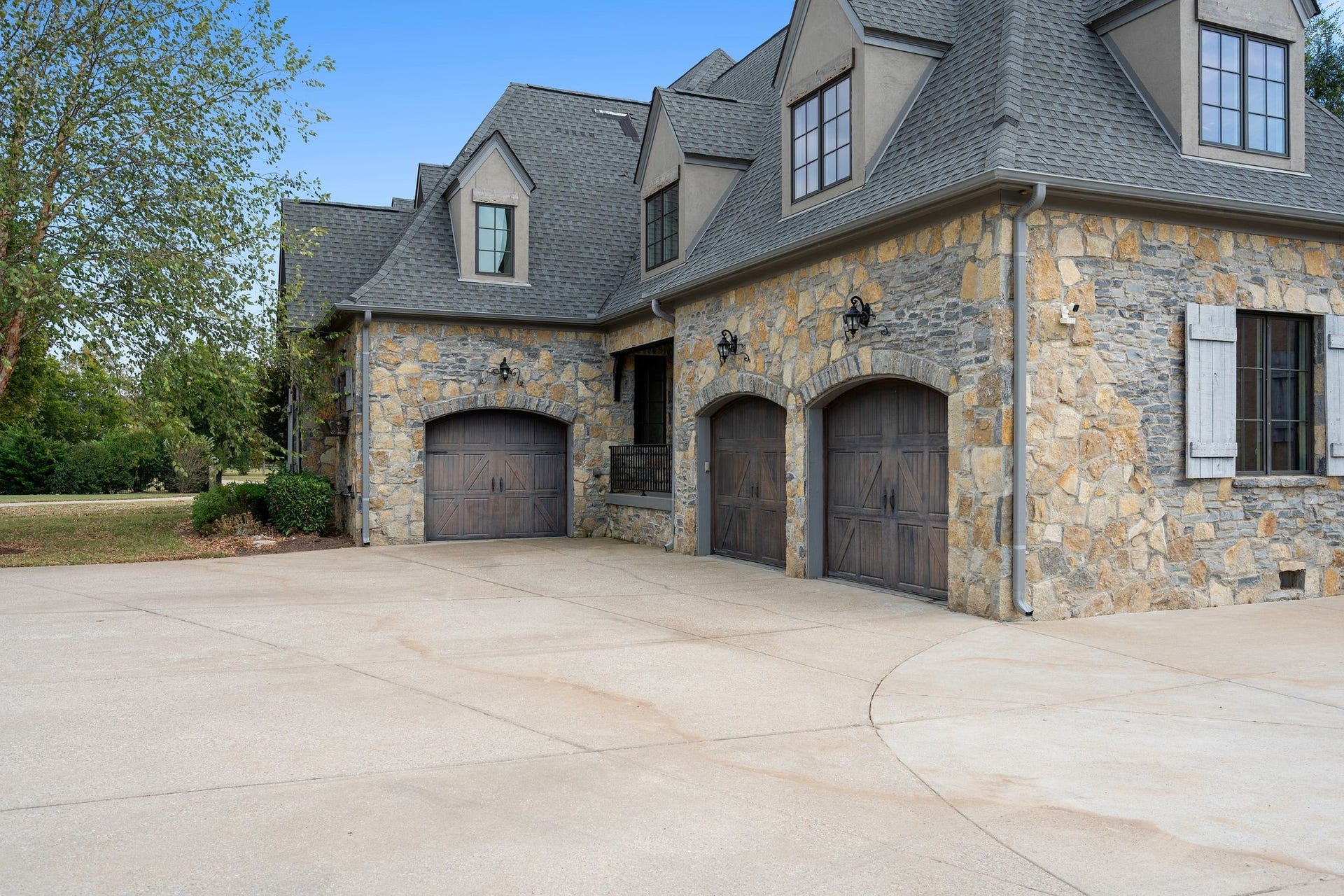 4735 Peytonsville rd, Franklin, TN 37064 two car and one car garage