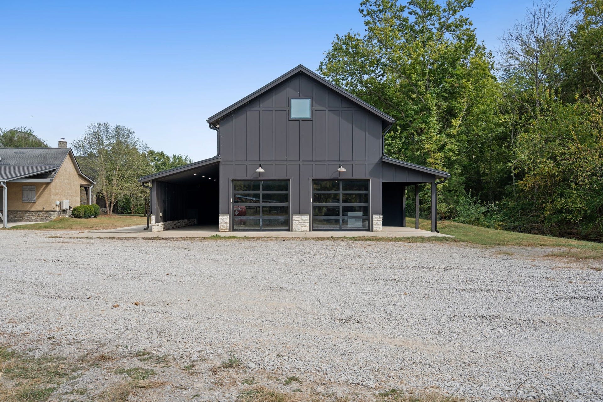 4735 Peytonsville rd, Franklin, TN 37064 barn on the property with bonus room above