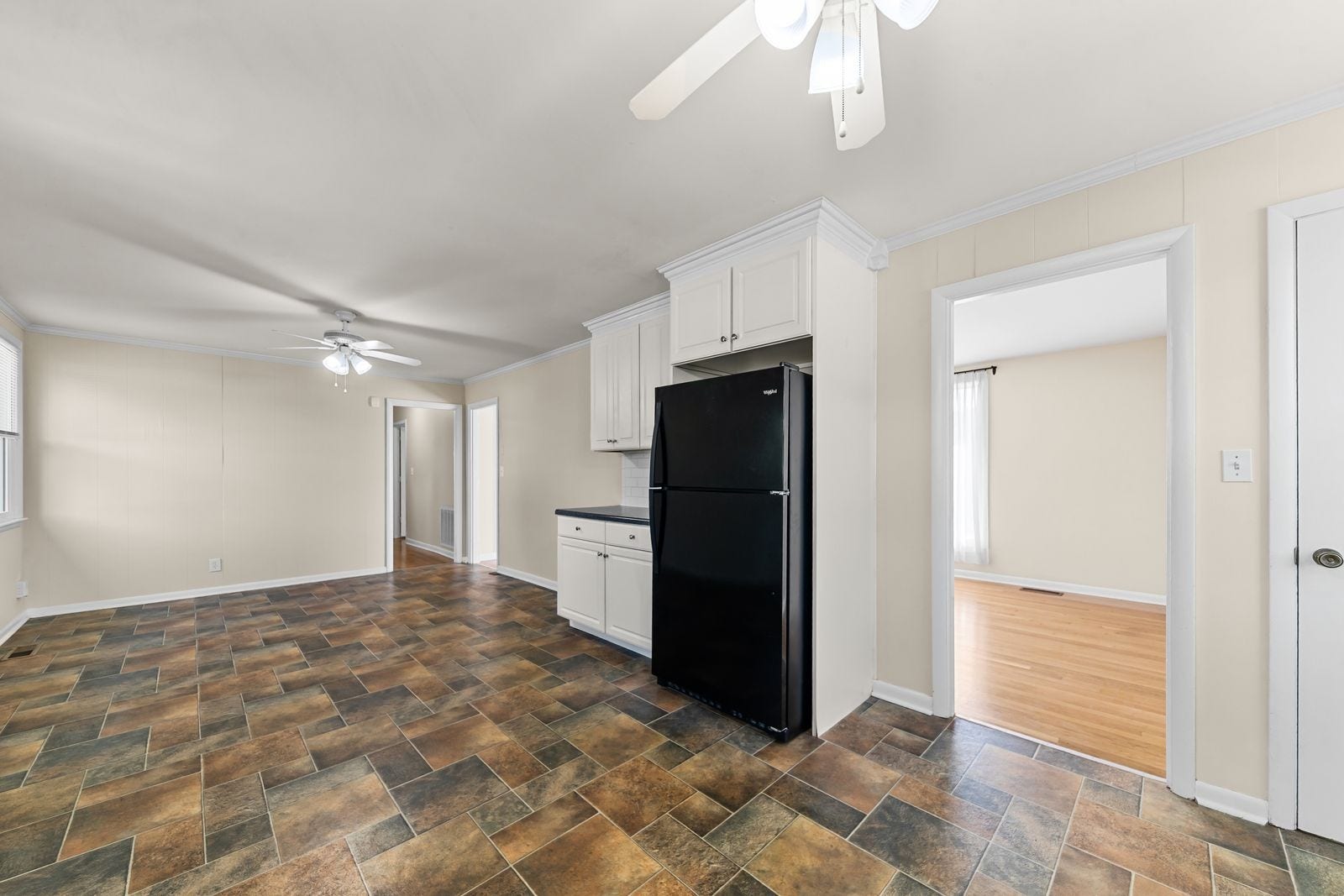 3004 Knud Dr, Columbia, TN 38401 Large eat in kitchen/DR