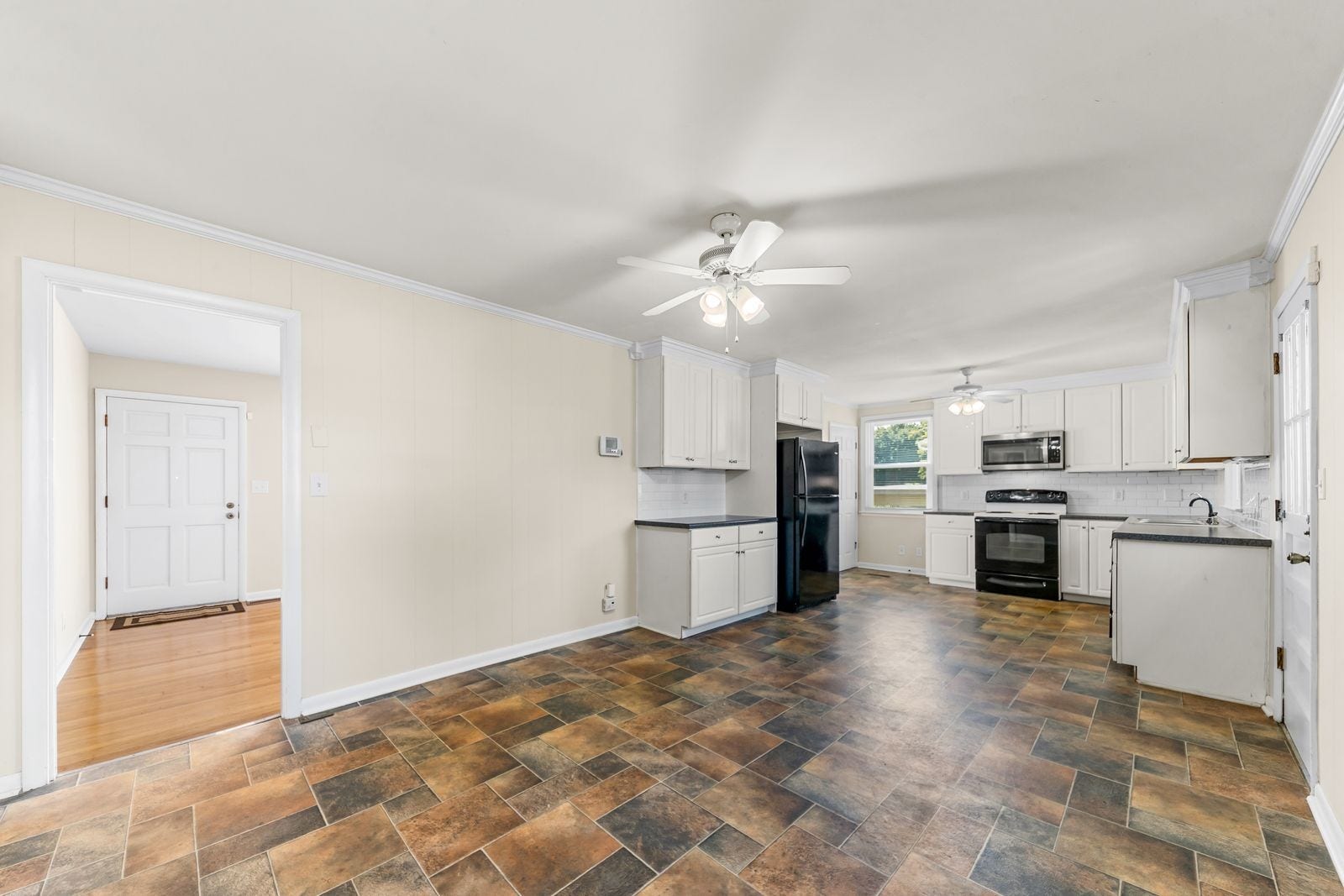 3004 Knud Dr, Columbia, TN 38401 Kitchen from great room
