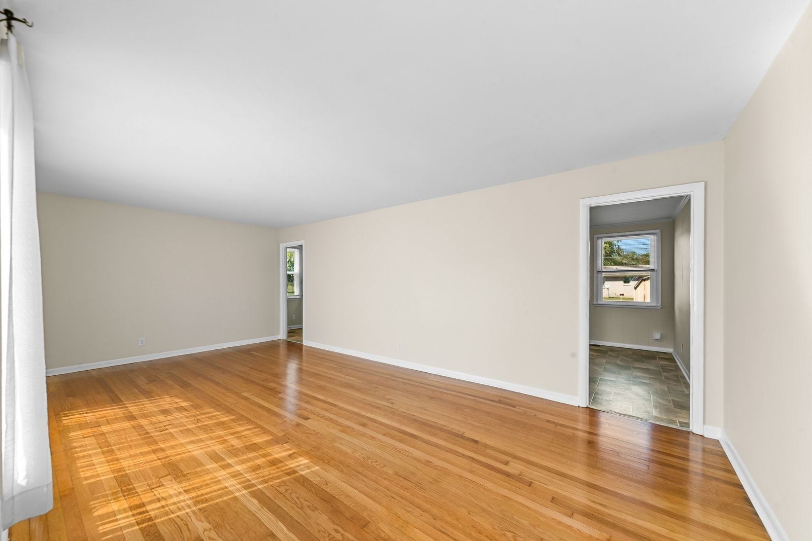 3004 Knud Dr, Columbia, TN 38401 Spacious den with new paint and refinished floors