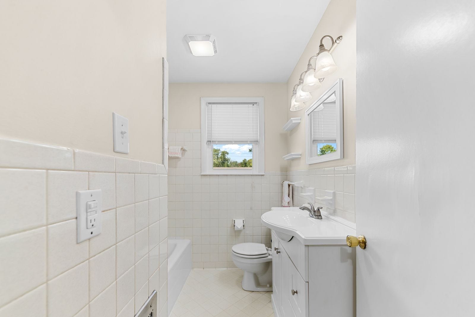 3004 Knud Dr, Columbia, TN 38401 Bath off hall