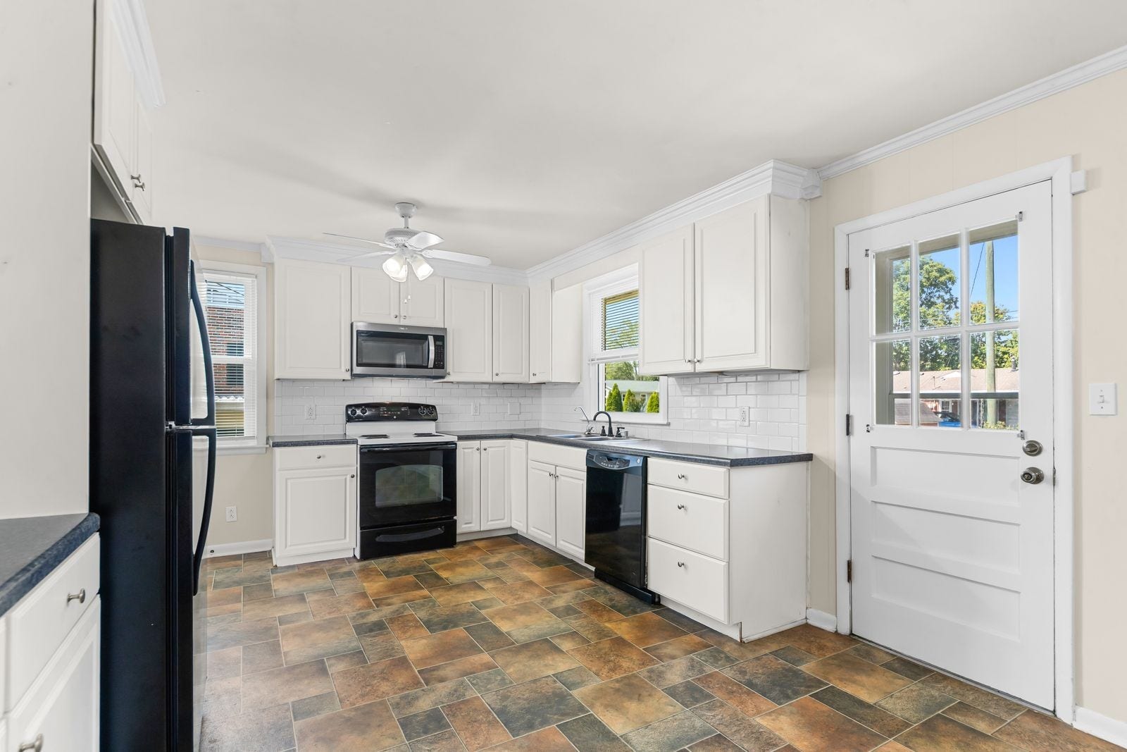 3004 Knud Dr, Columbia, TN 38401 Door off kitchen that leads to back