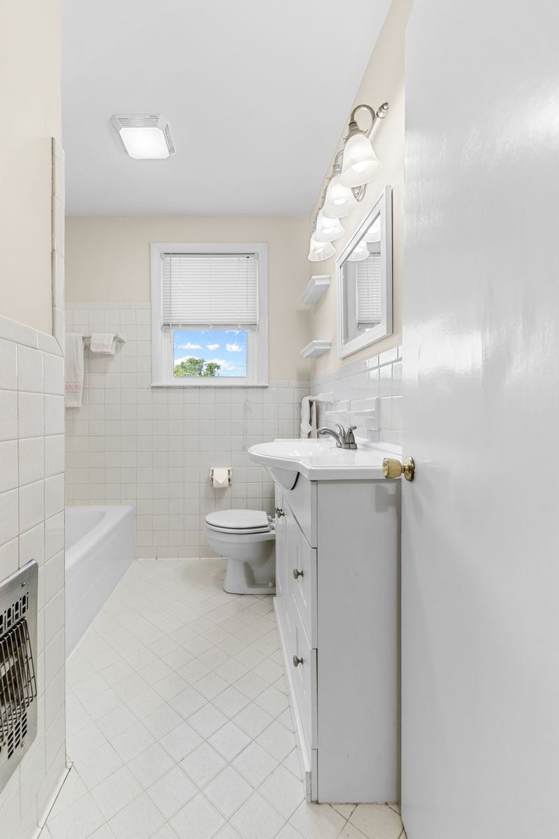 3004 Knud Dr, Columbia, TN 38401 Hall bath