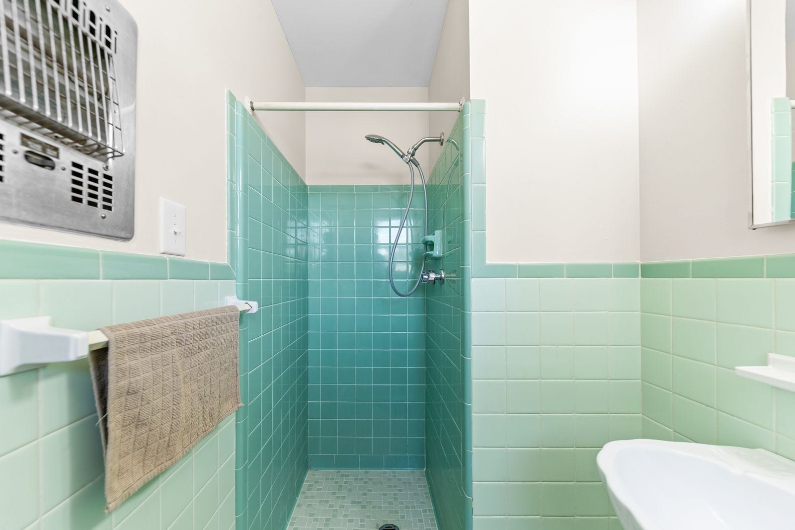 3004 Knud Dr, Columbia, TN 38401 Master Shower