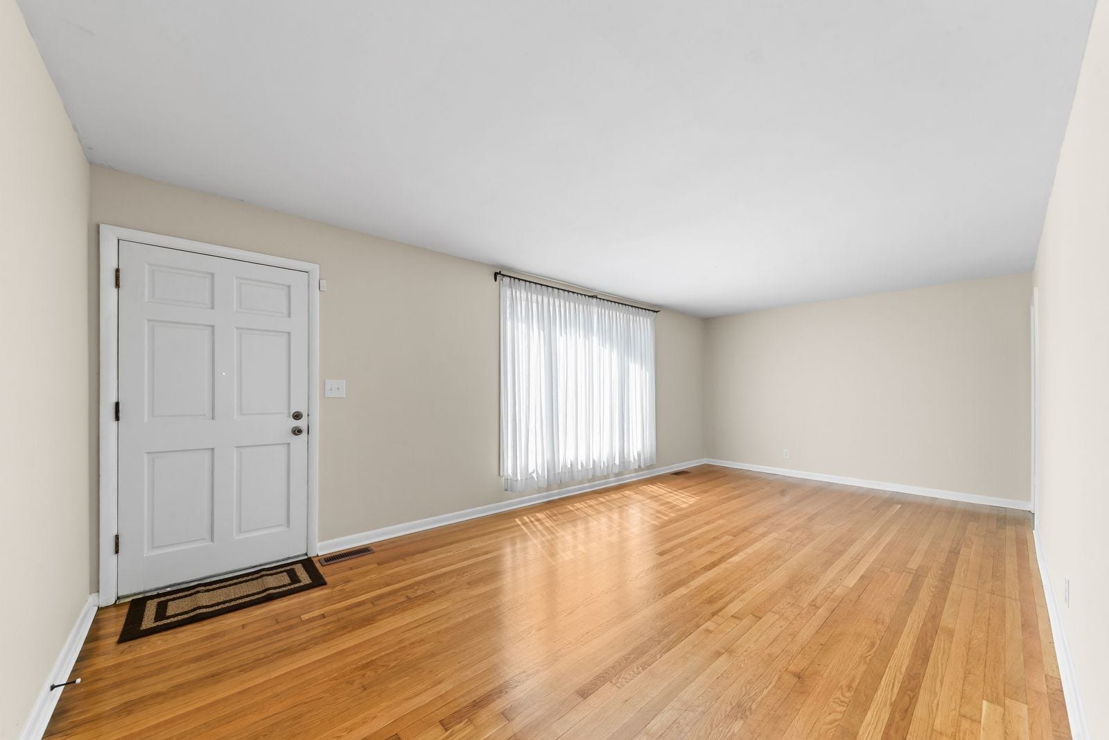 3004 Knud Dr, Columbia, TN 38401 Great room with huge window for sunlight