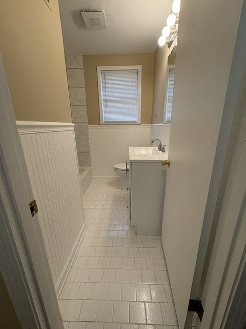 1400 S High St, Columbia, TN 38401 Full bath has been completely renovated.