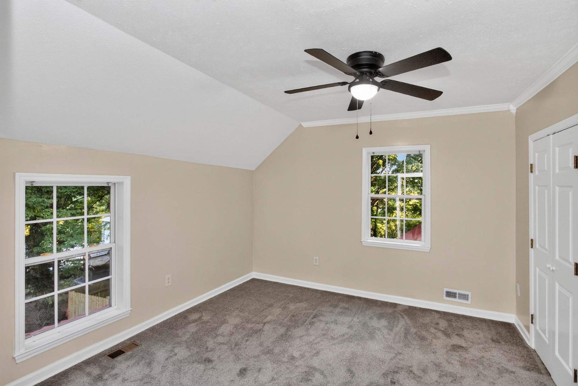 329 W 14th St, Columbia, TN 38401 329 W 14th St, Columbia, TN 38401