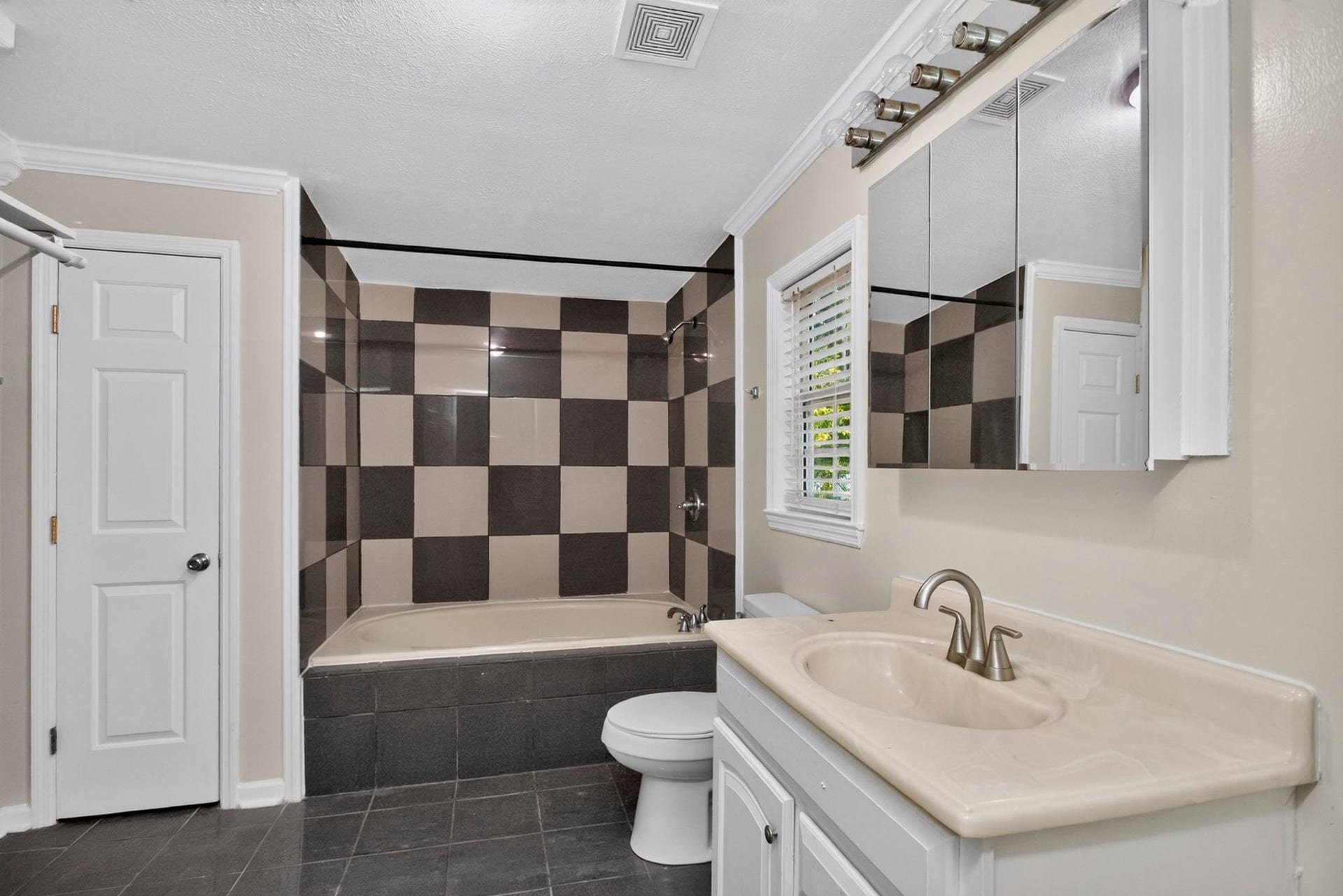 329 W 14th St, Columbia, TN 38401 329 W 14th St, Columbia, TN 38401