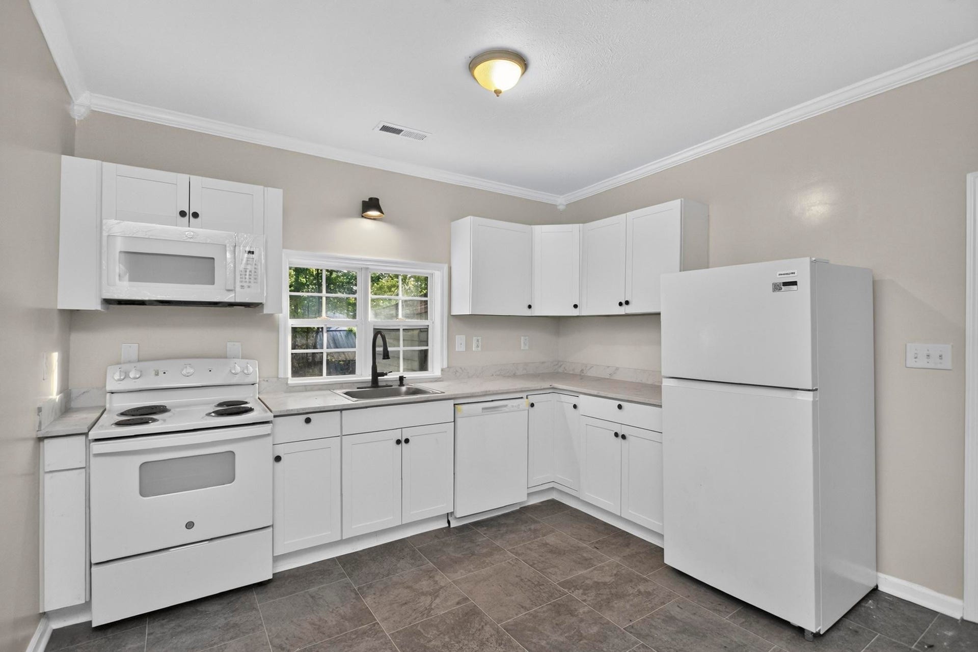 329 W 14th St, Columbia, TN 38401 329 W 14th St, Columbia, TN 38401