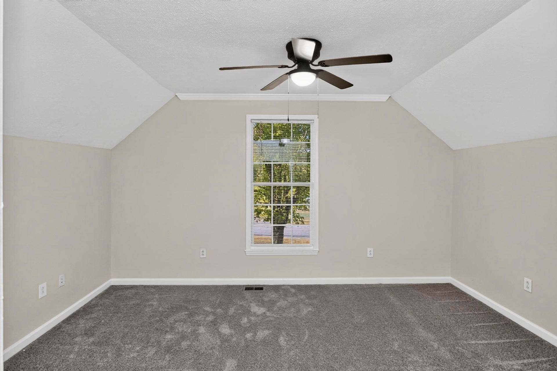 329 W 14th St, Columbia, TN 38401 329 W 14th St, Columbia, TN 38401