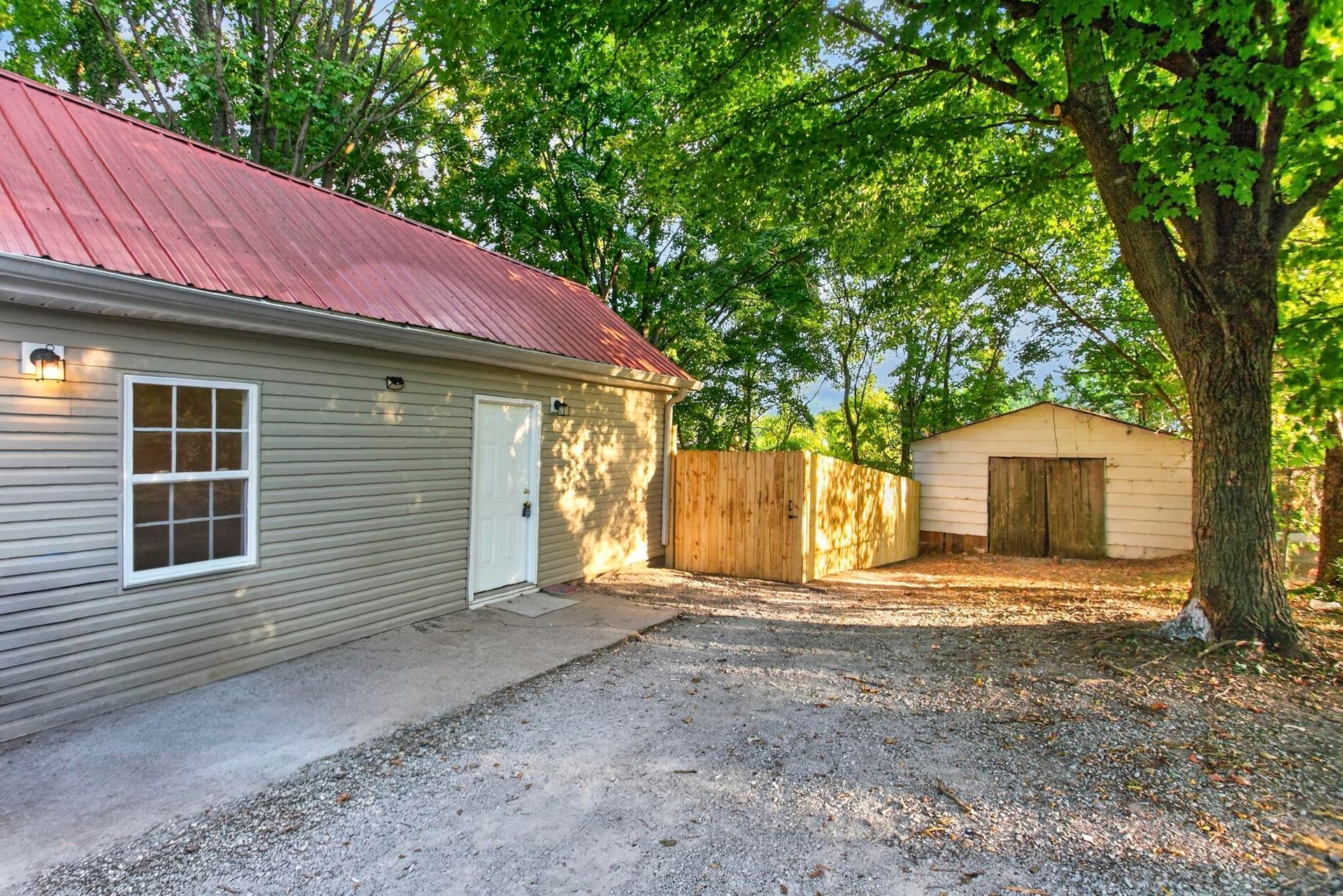 329 W 14th St, Columbia, TN 38401 329 W 14th St, Columbia, TN 38401