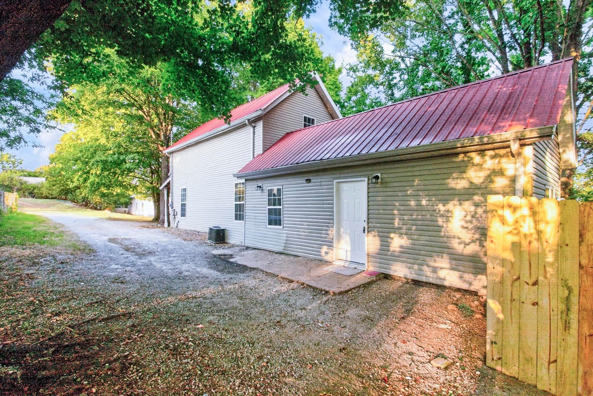 329 W 14th St, Columbia, TN 38401 329 W 14th St, Columbia, TN 38401