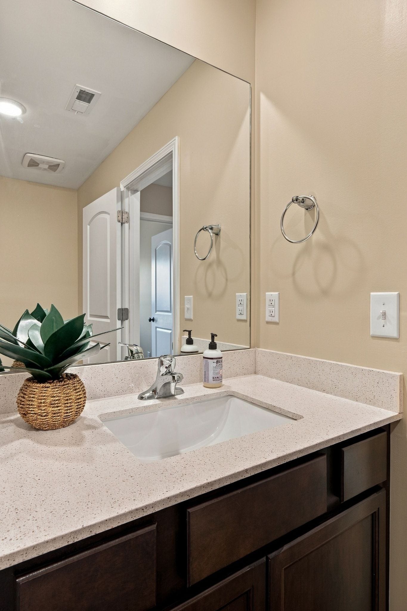2946 Beeswax St, Columbia, TN 38401 Guest Bath