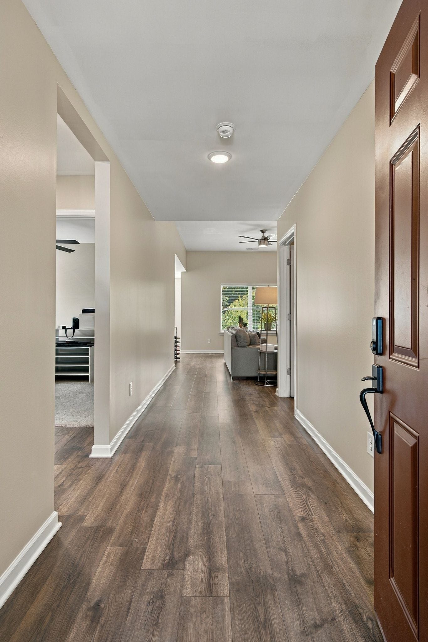 2946 Beeswax St, Columbia, TN 38401 Spacious entry foyer. Split Bedroom Plan.