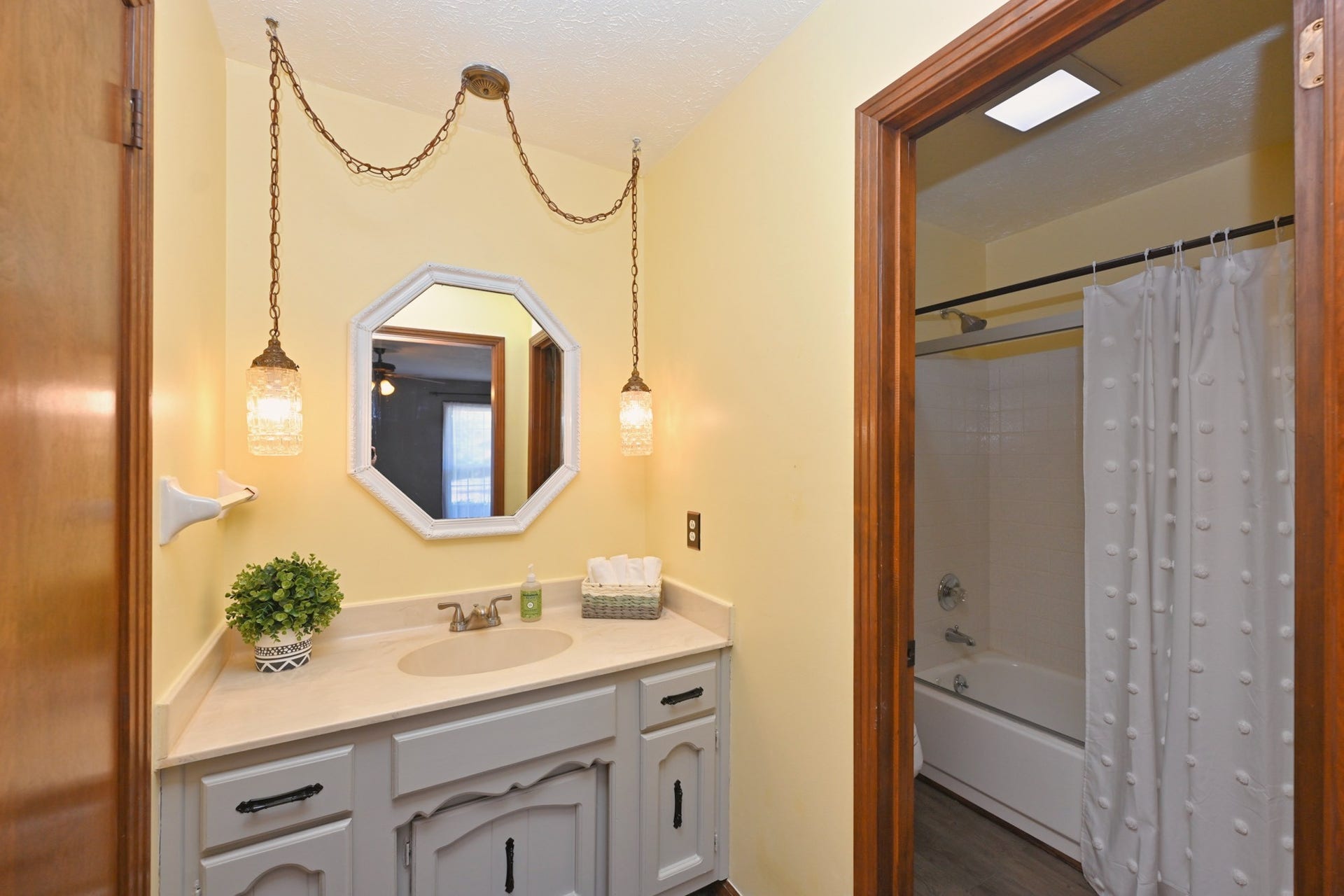 427 Walton Ferry Rd, Hendersonville, TN 37075