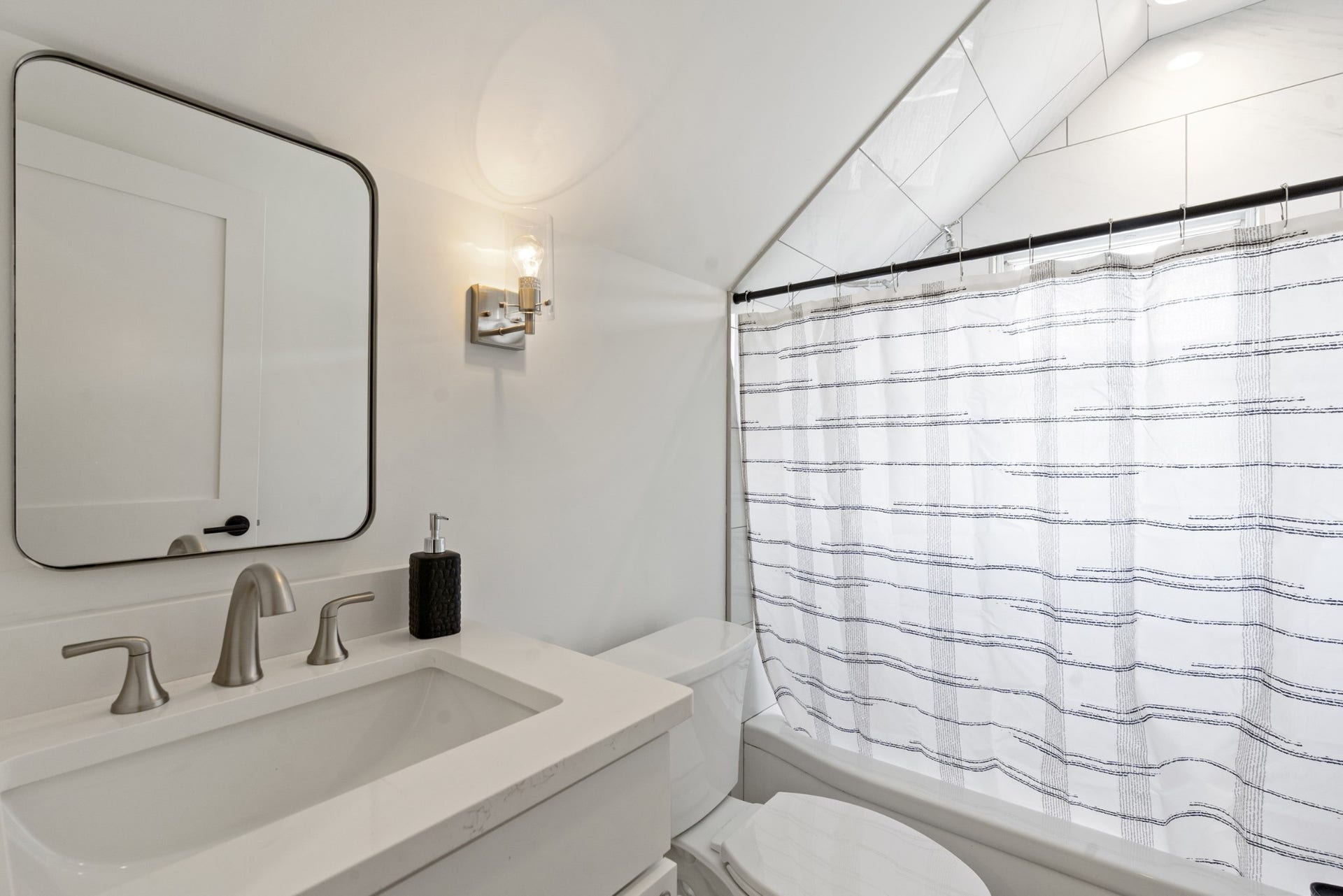 Upstairs full bathroom between guest rooms