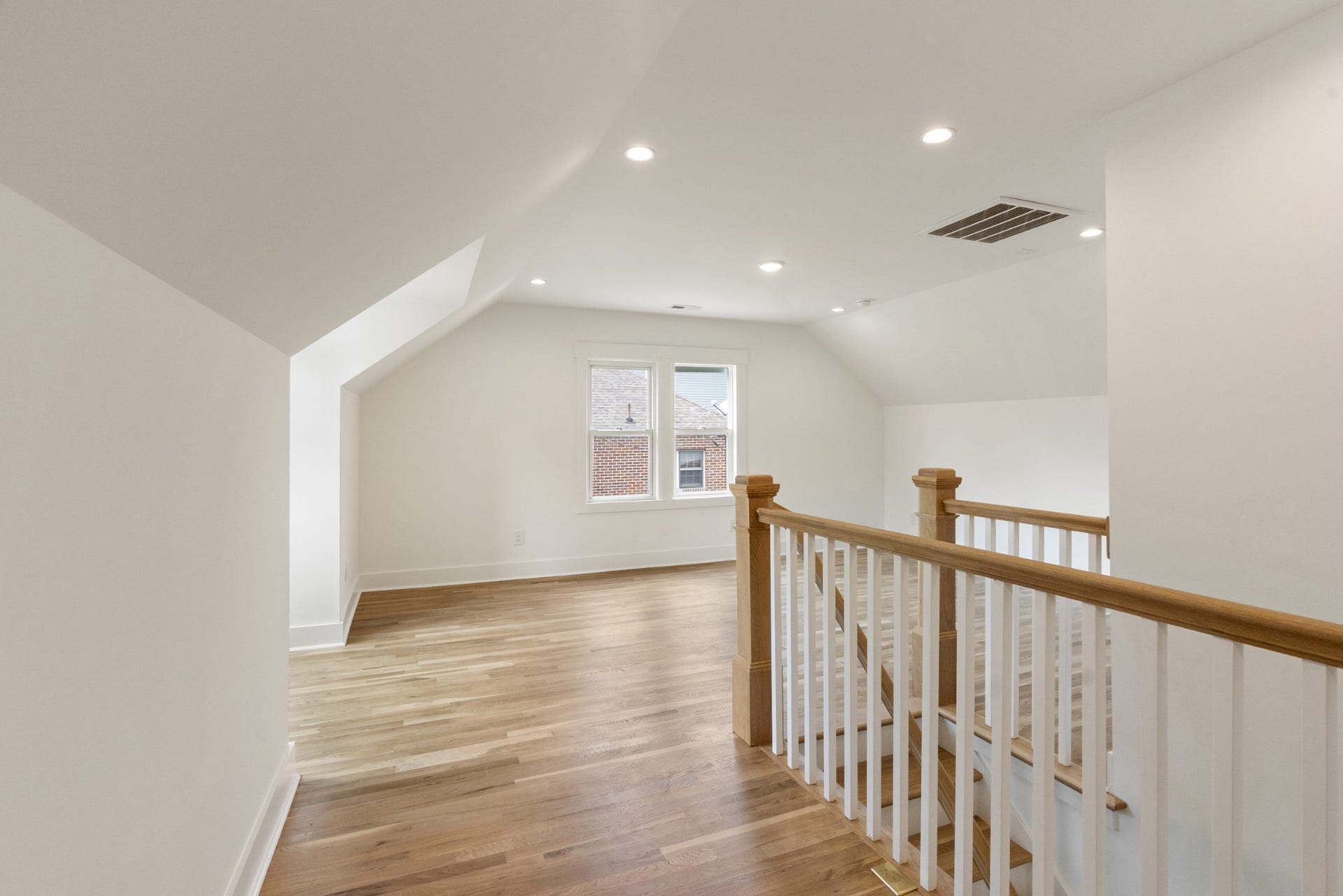 Big extra upstairs bonus room.
