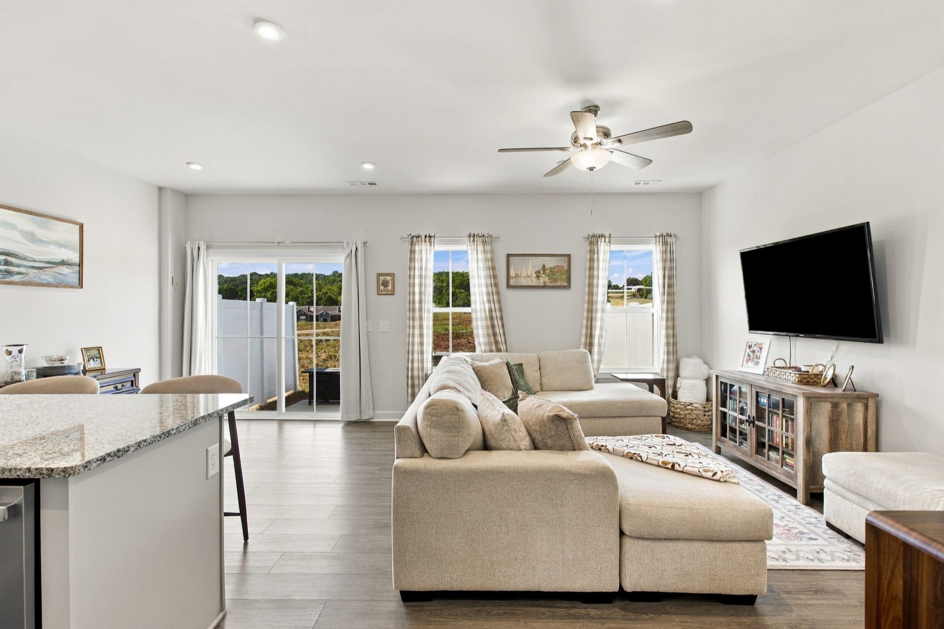 1829 Goldsberry St, Columbia, TN 38401 Living area