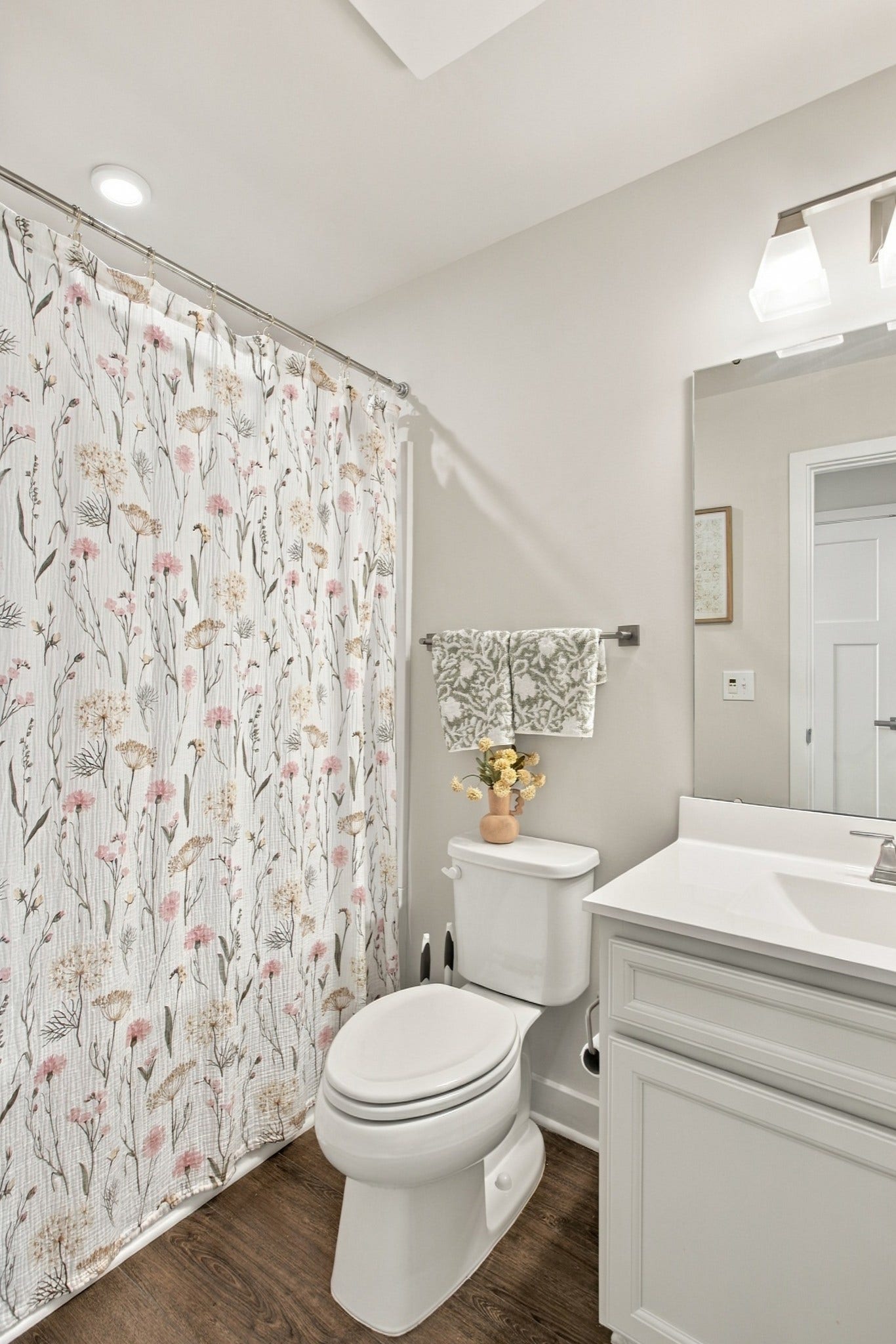 1829 Goldsberry St, Columbia, TN 38401 Bath 2