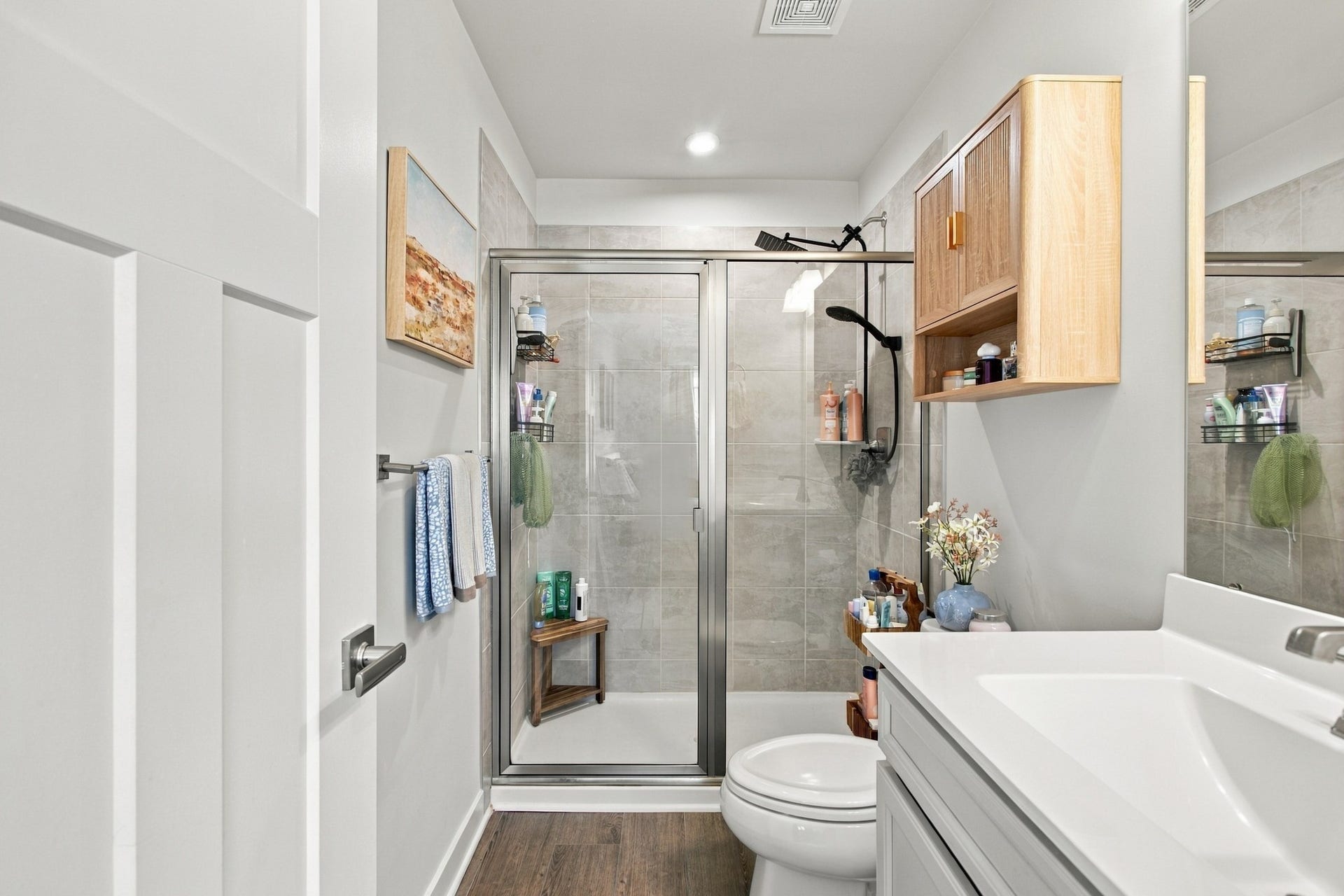 1829 Goldsberry St, Columbia, TN 38401 Primary Bath