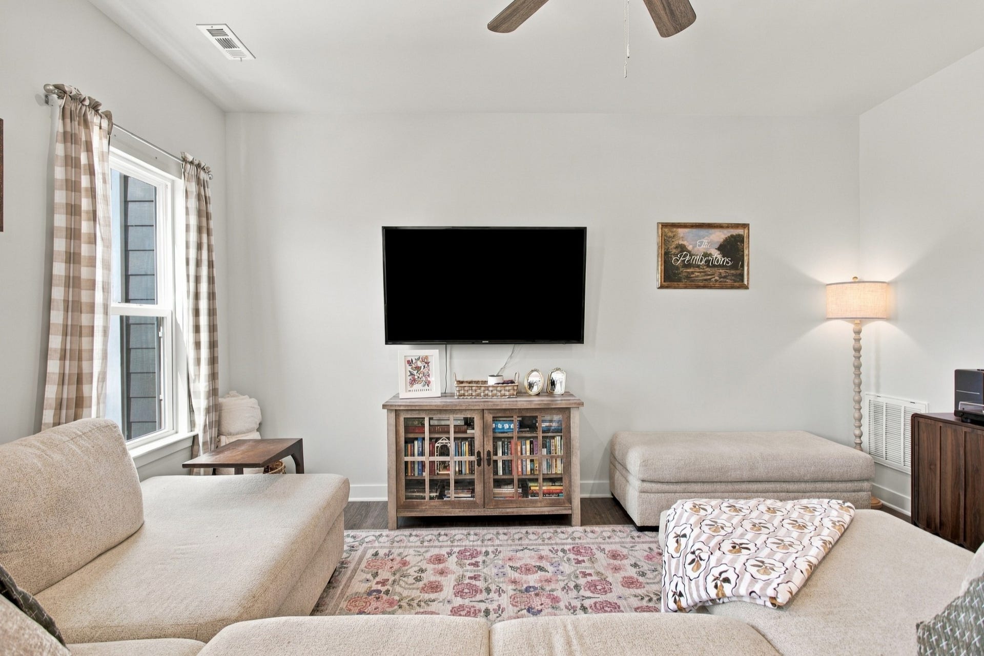 1829 Goldsberry St, Columbia, TN 38401 Living Room