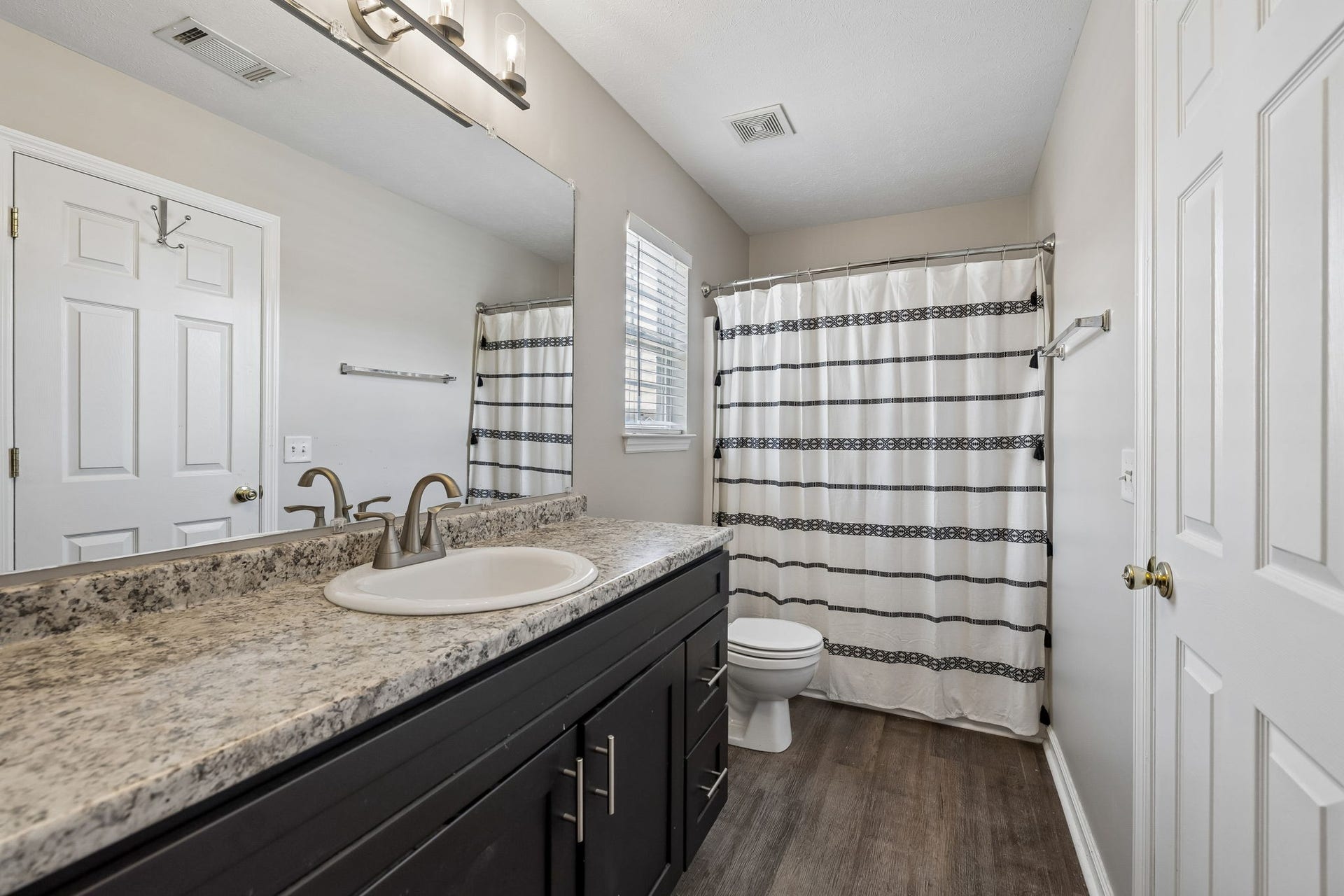 2112 Candlebrook Ct, Madison, TN 37115 Primary Bedroom's ensuite Bathroom with Tub/Shower Combo