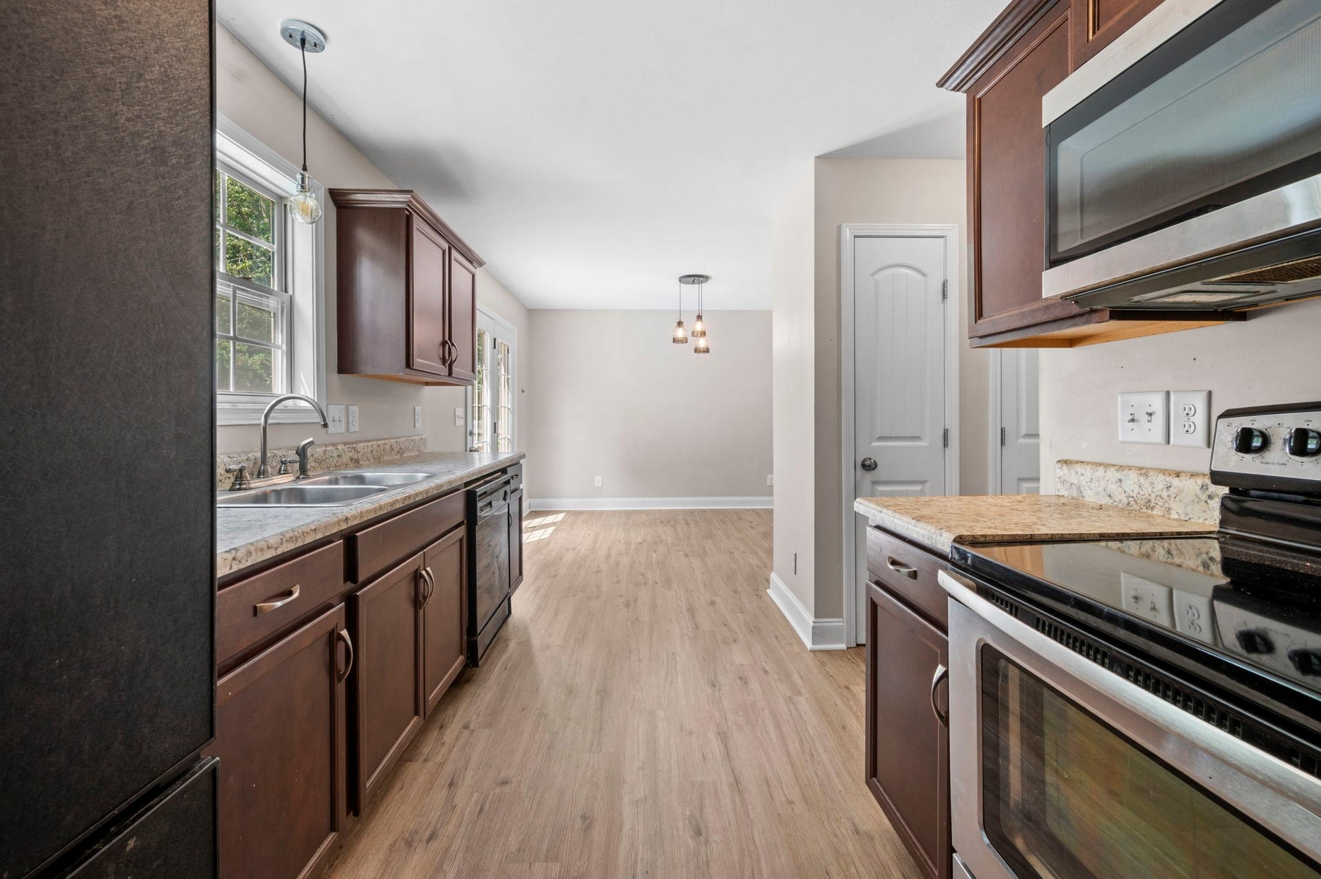 454 N Magnolia Dr, Clarksville, TN 37042 454 N Magnolia Dr, Clarksville, TN 37042