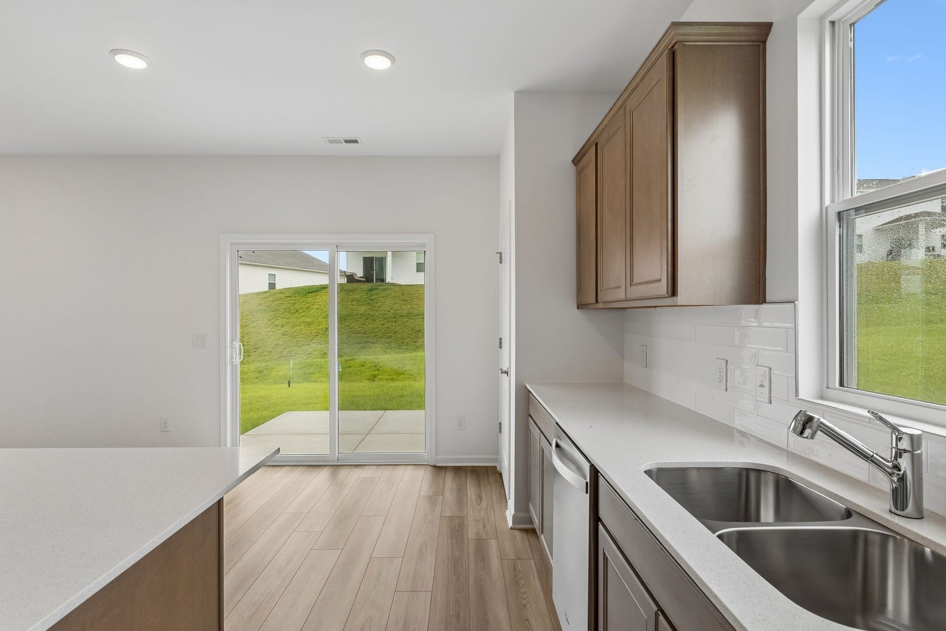3625 Haplander Ct, Columbia, TN 38401 *Photos of same floorplan with different finishes*