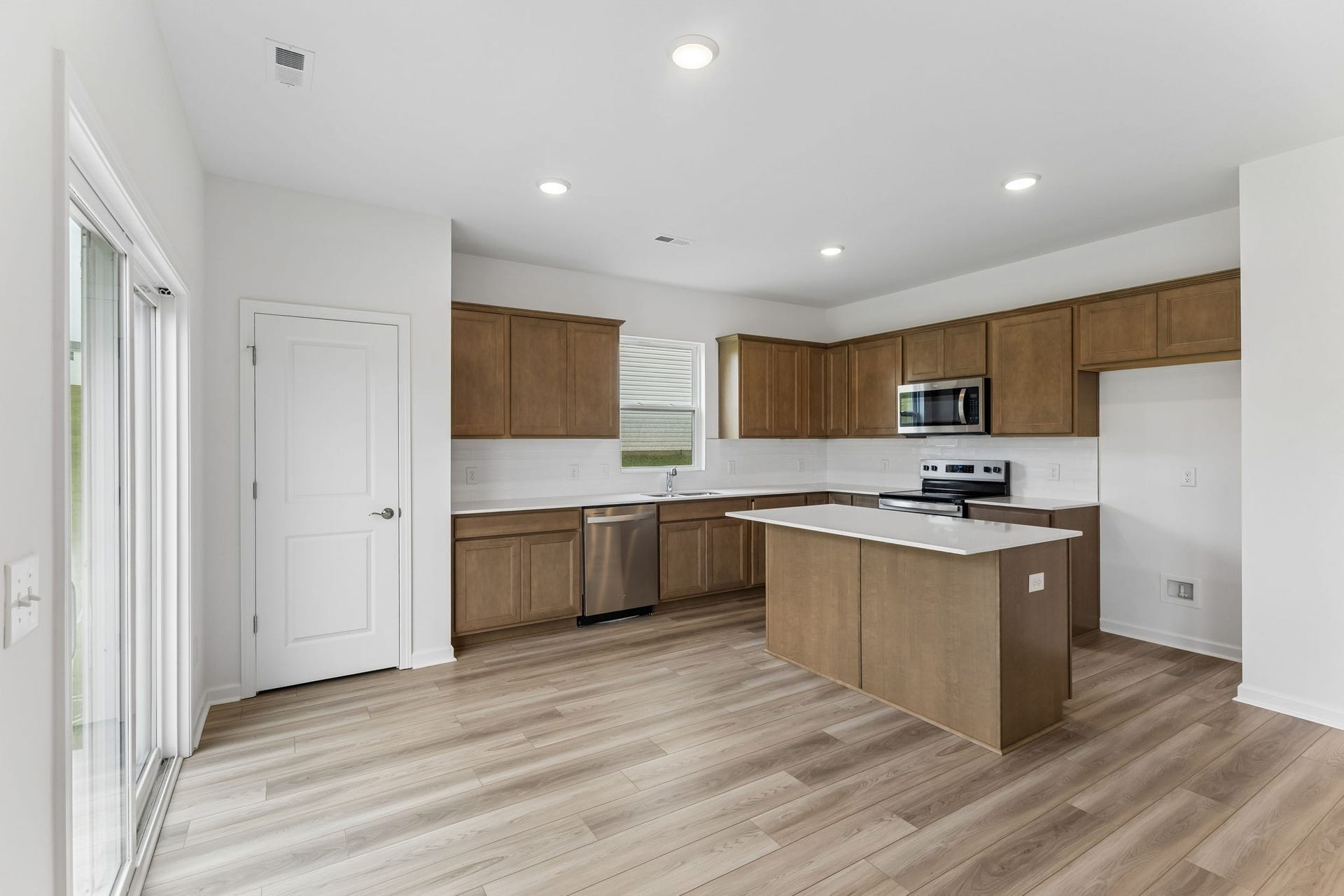 3625 Haplander Ct, Columbia, TN 38401 *Photos of same floorplan with different finishes*