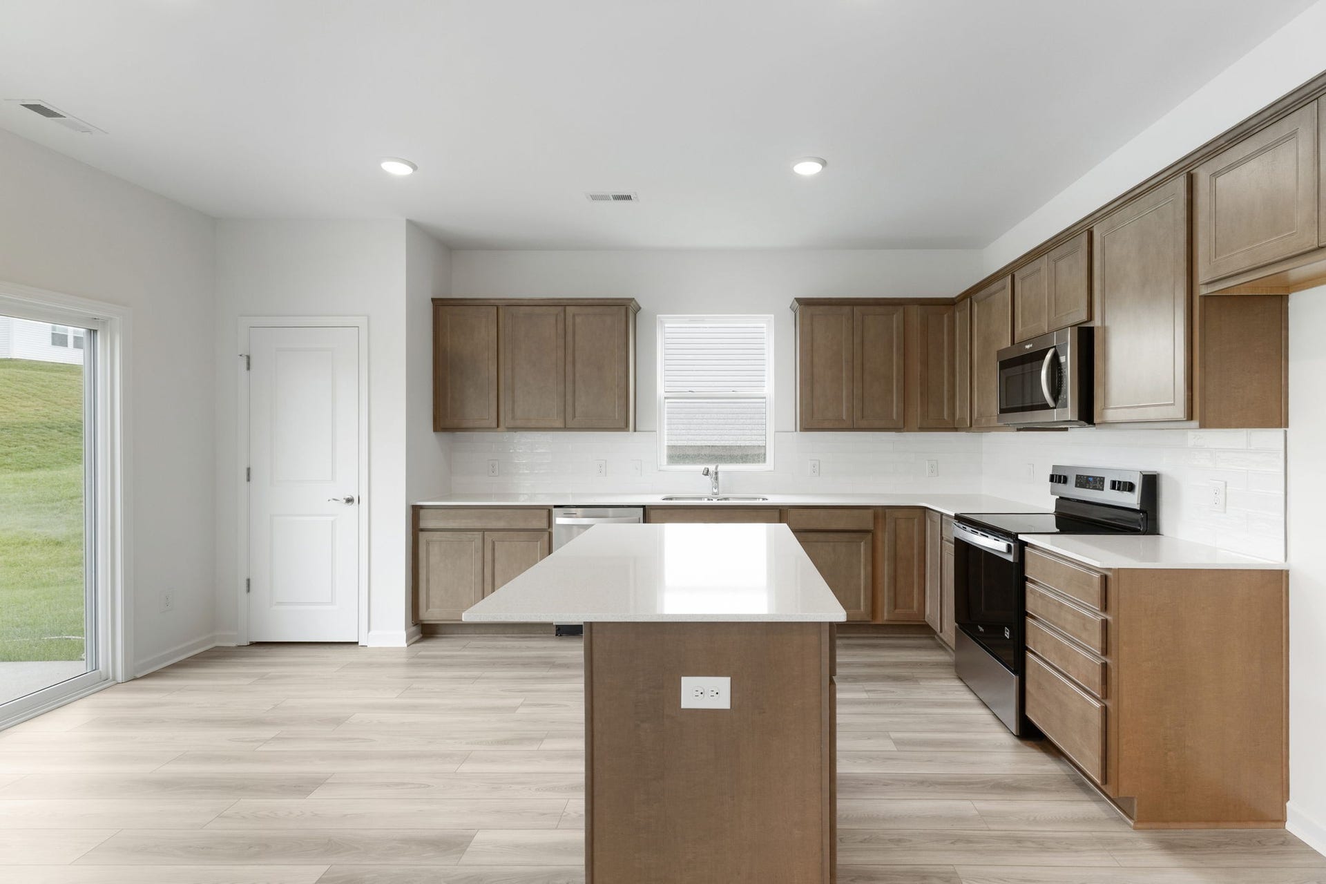 3625 Haplander Ct, Columbia, TN 38401 *Photos of same floorplan with different finishes*