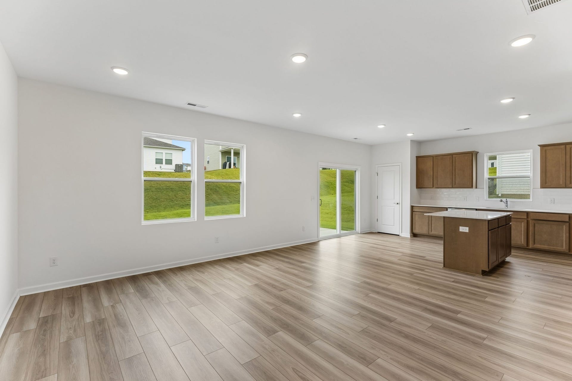 3625 Haplander Ct, Columbia, TN 38401 *Photos of same floorplan with different finishes*