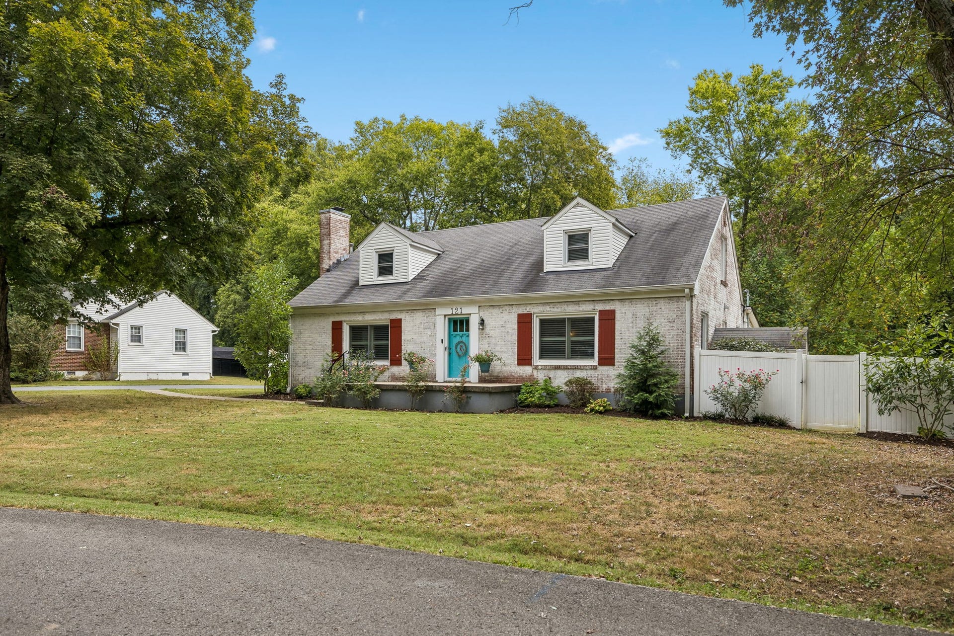 121 Park Cir, Columbia, TN 38401