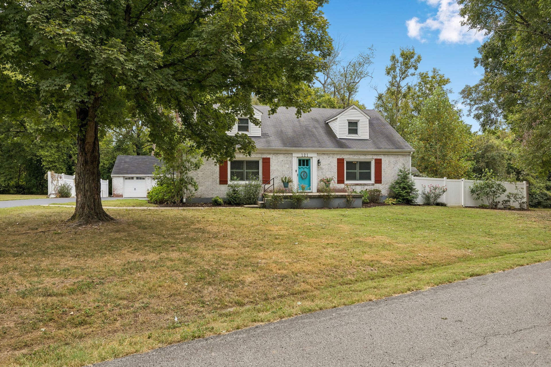 121 Park Cir, Columbia, TN 38401