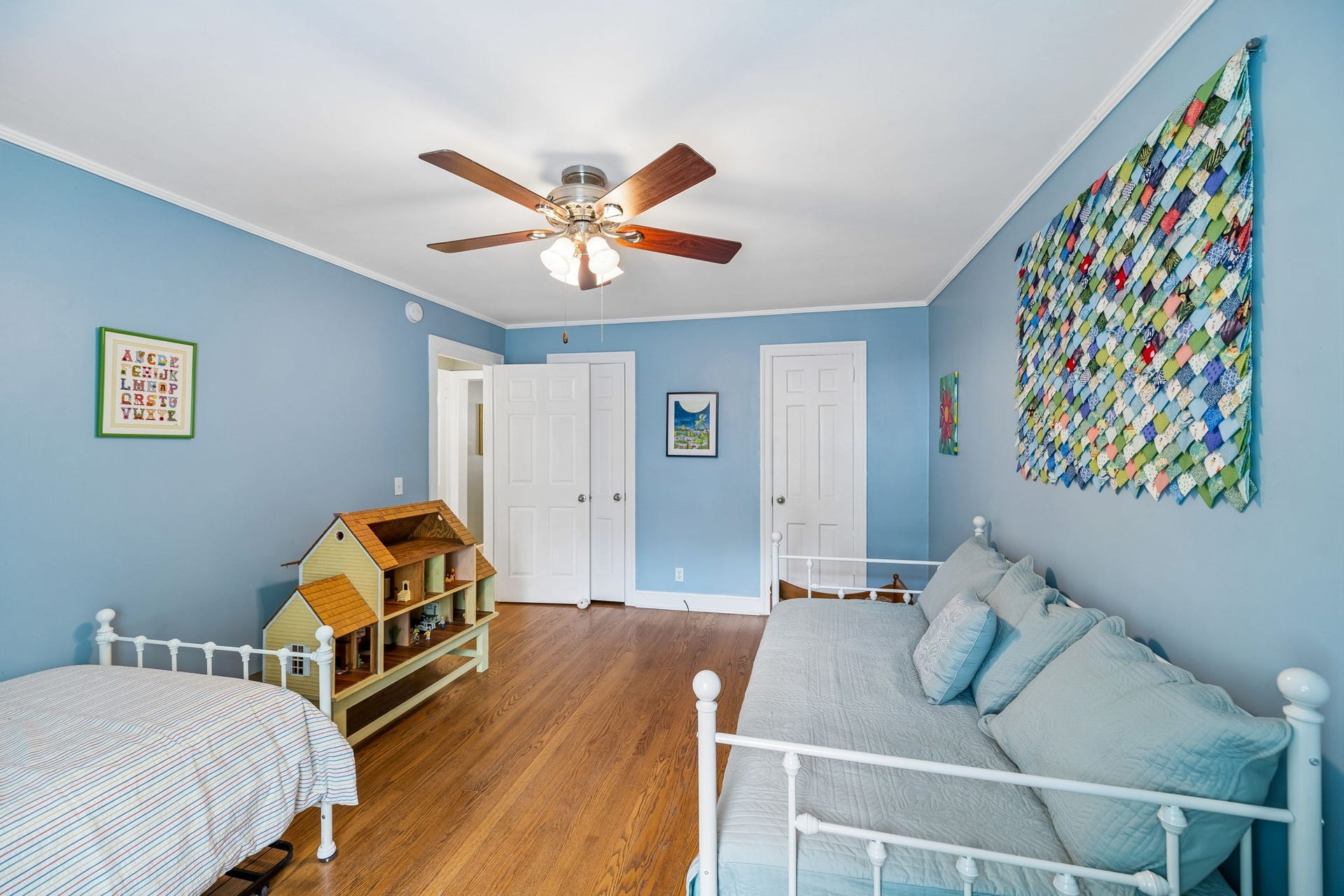 A room ready for its next chapter. Whether used as a bedroom, guest room, or creative space, the generous size and natural light make this a wonderfully flexible room.