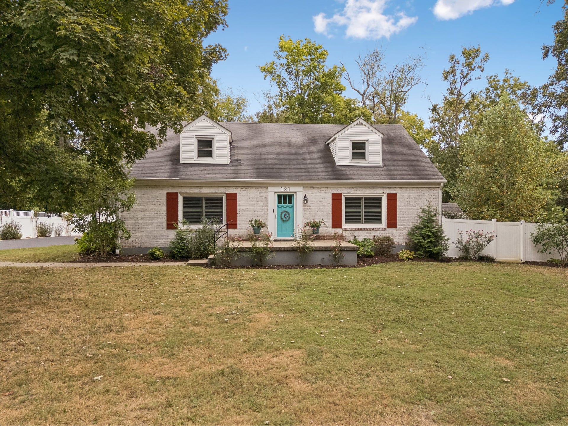 121 Park Cir, Columbia, TN 38401