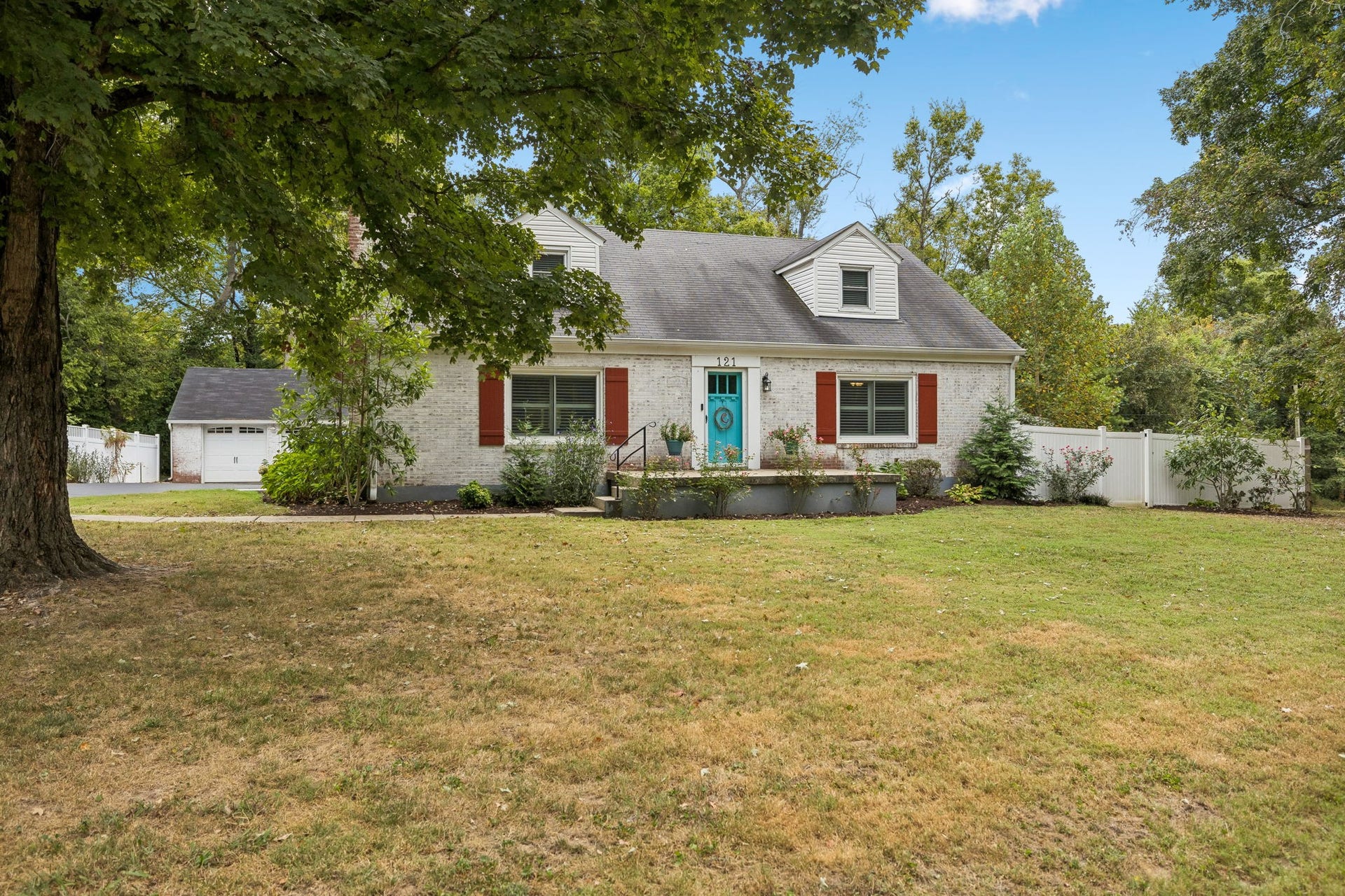 121 Park Cir, Columbia, TN 38401