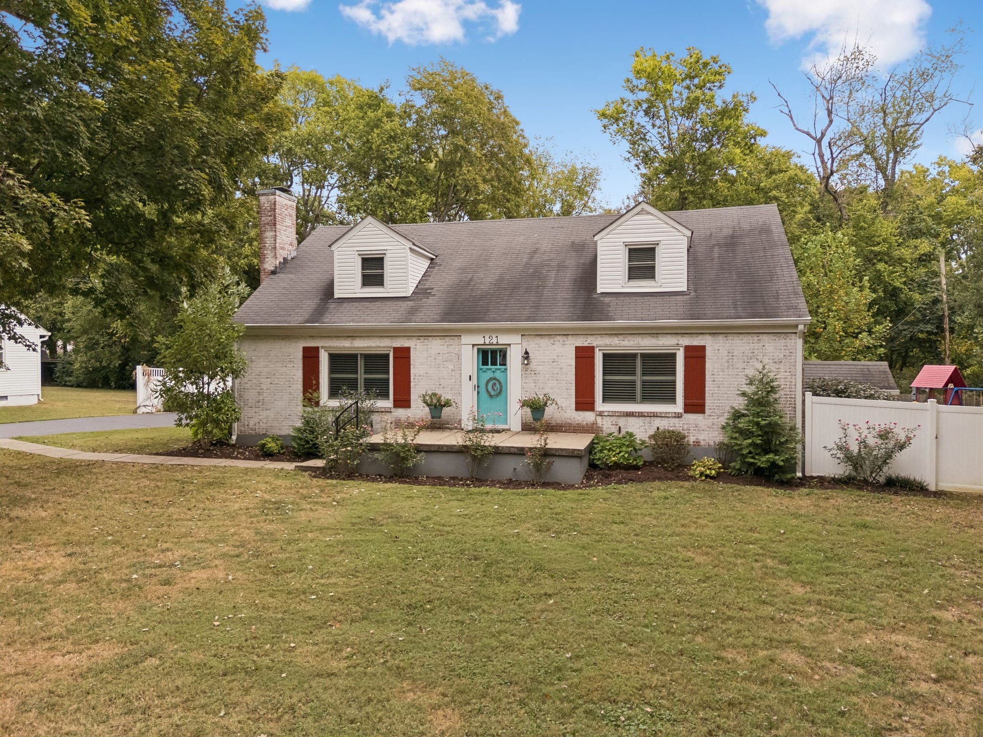 121 Park Cir, Columbia, TN 38401