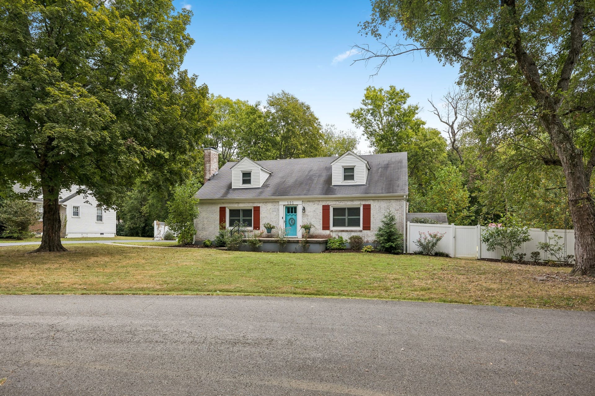 121 Park Cir, Columbia, TN 38401